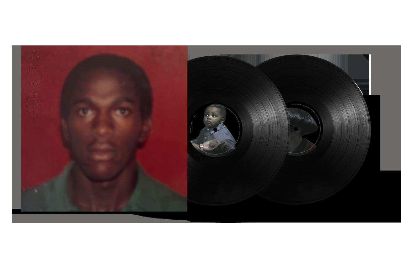 Das Bild zeigt ein Porträt eines Mannes neben zwei Schallplatten. Die Schallplatten haben ein Babybild in der Mitte.