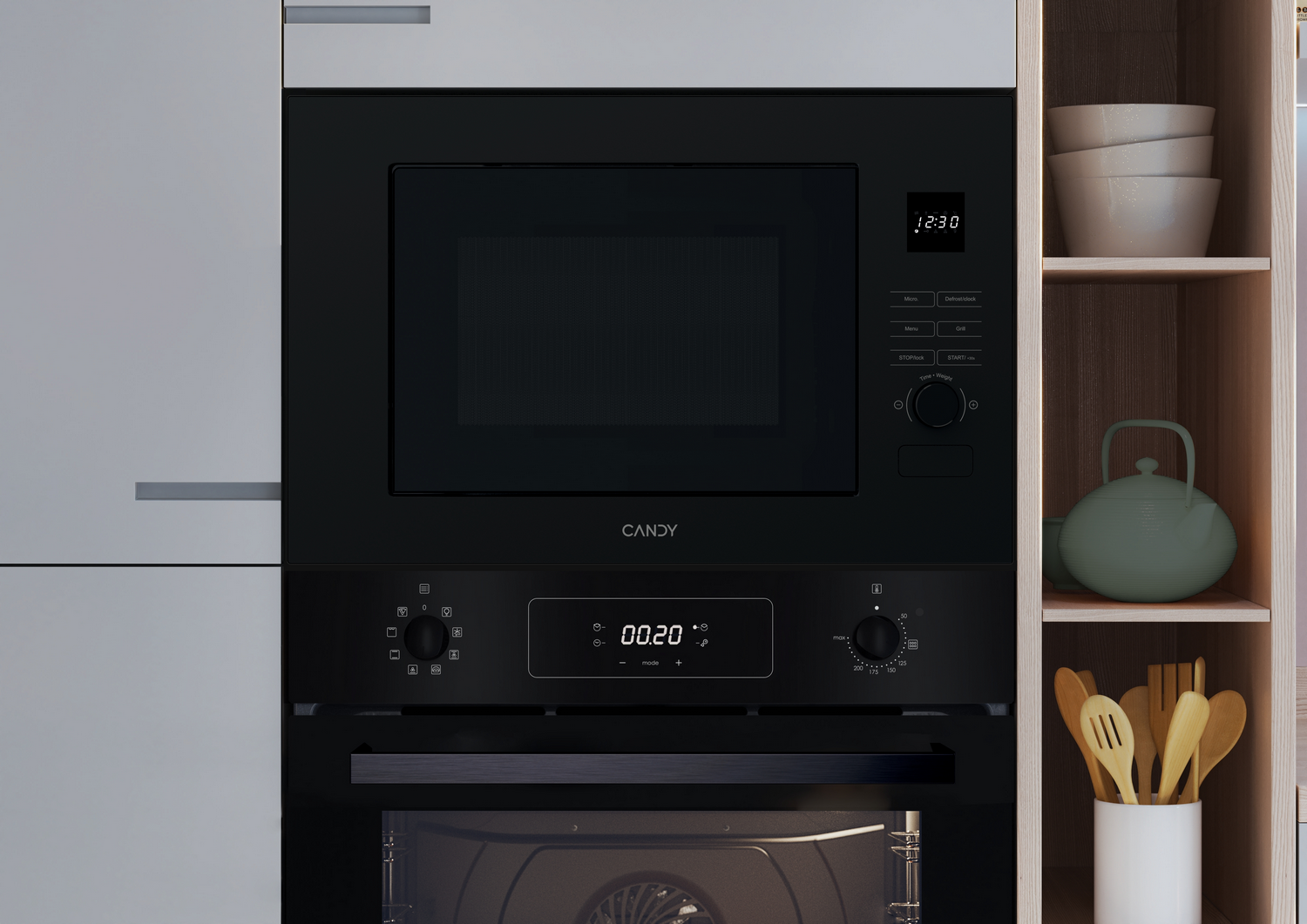 Una combinación de microondas y horno negro integrada en un armario. Una estantería contiene cuencos, una tetera y utensilios.