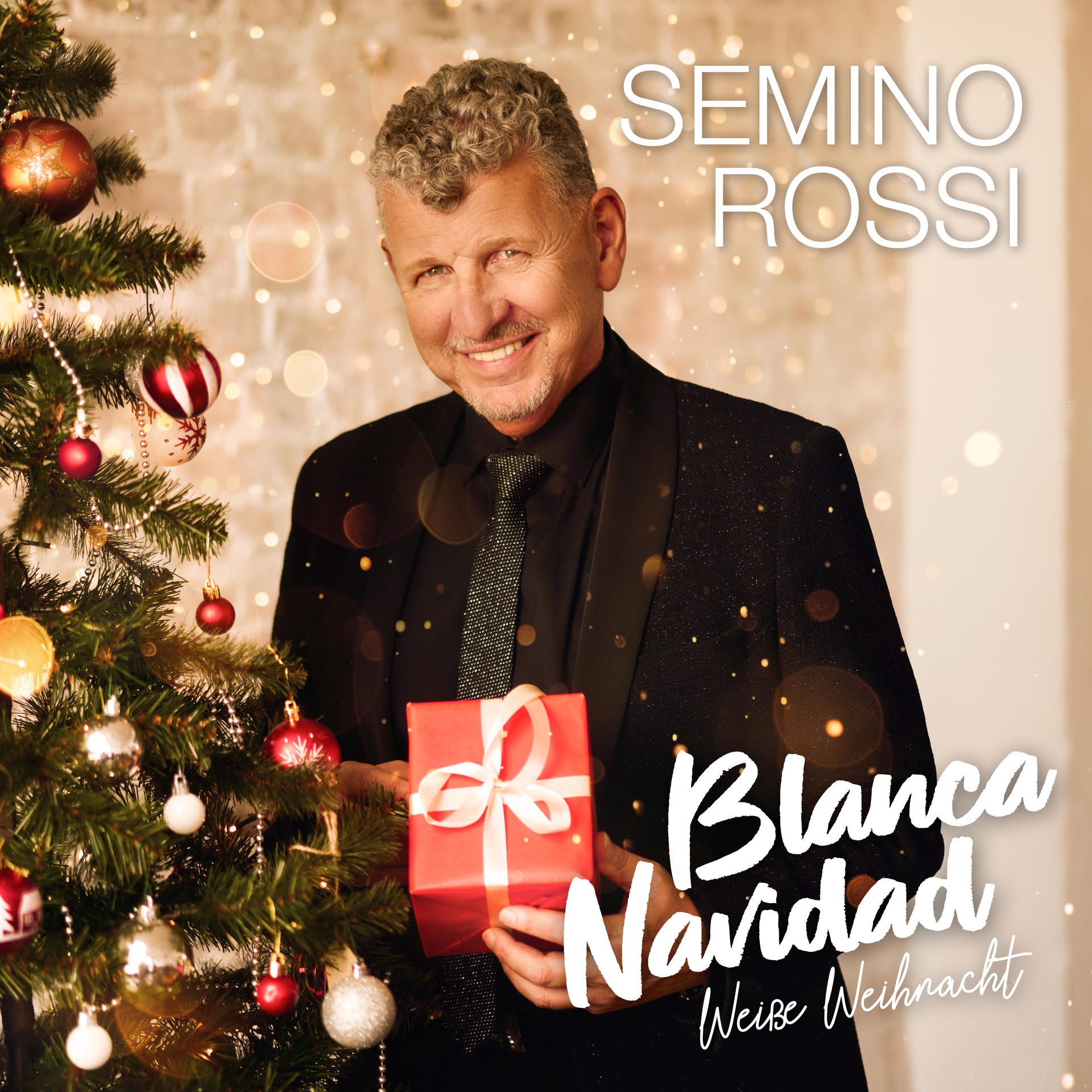 Mann hält rotes Geschenk neben Weihnachtsbaum. Albumtitel 'Blanca Navidad' unten.