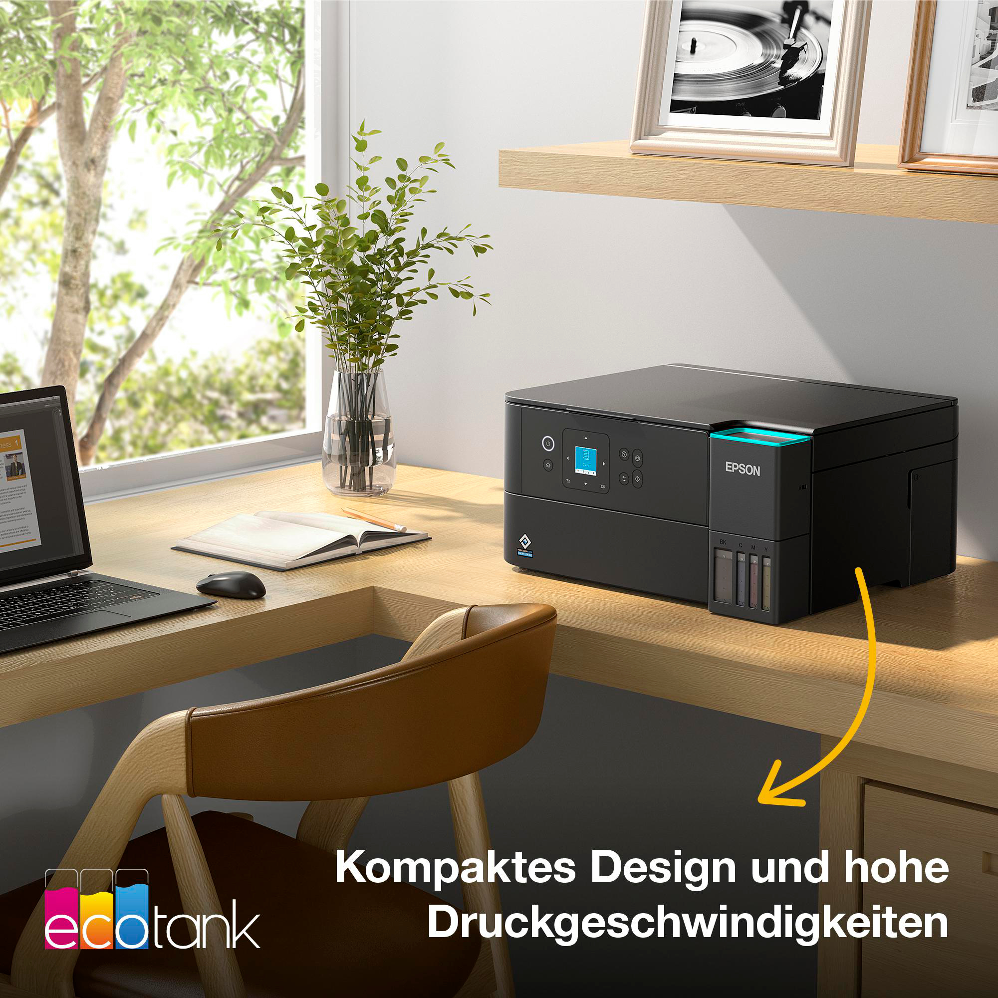 Ein schwarzer Epson-Drucker steht auf einem Schreibtisch. Ein Laptop, ein Stuhl und Pflanzen sind ebenfalls zu sehen.