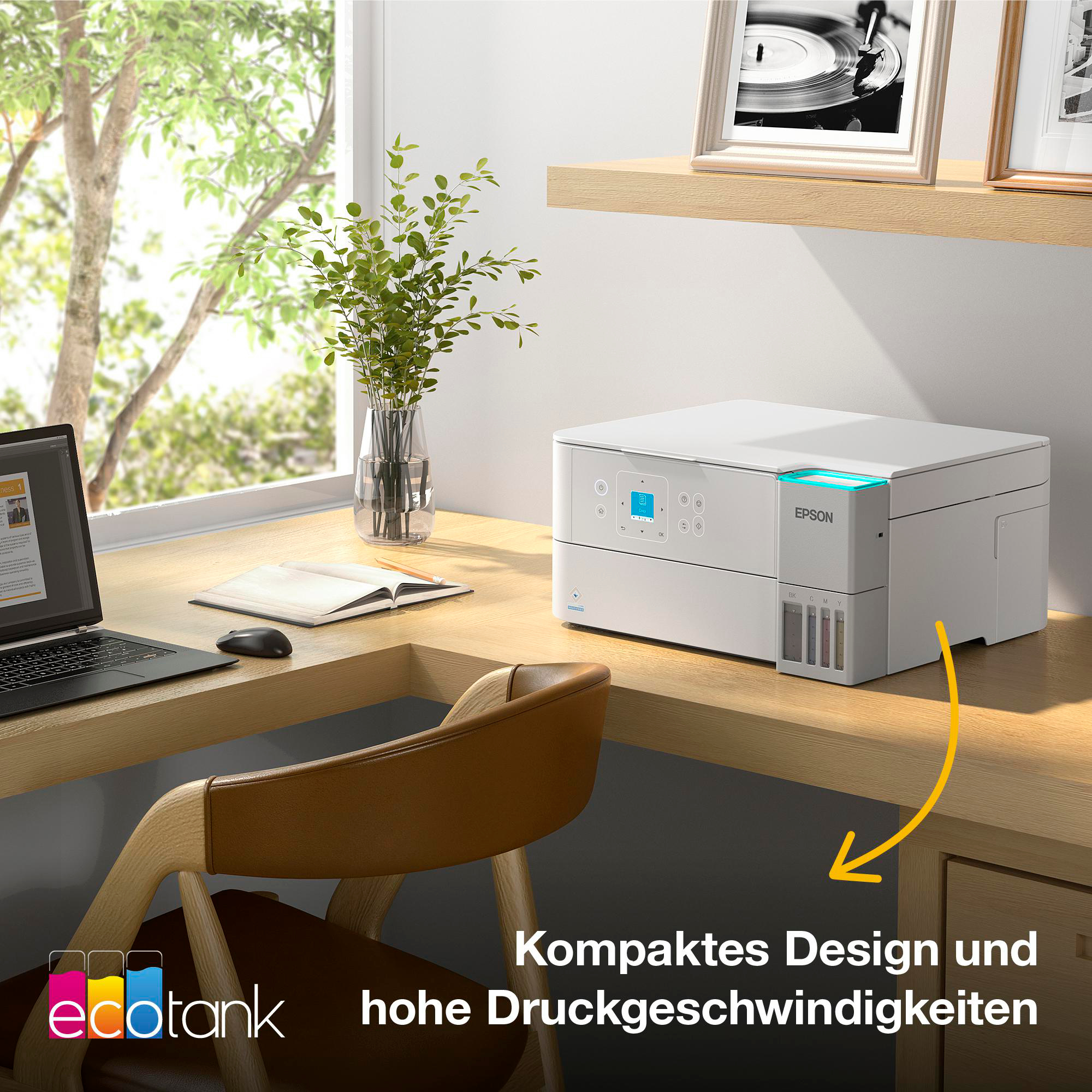 Ein weißer Epson-Drucker steht auf einem Schreibtisch. Ein Laptop, ein Stuhl und ein offenes Buch sind vorhanden. Im Hintergrund befindet sich ein Fenster mit Bäumen.
