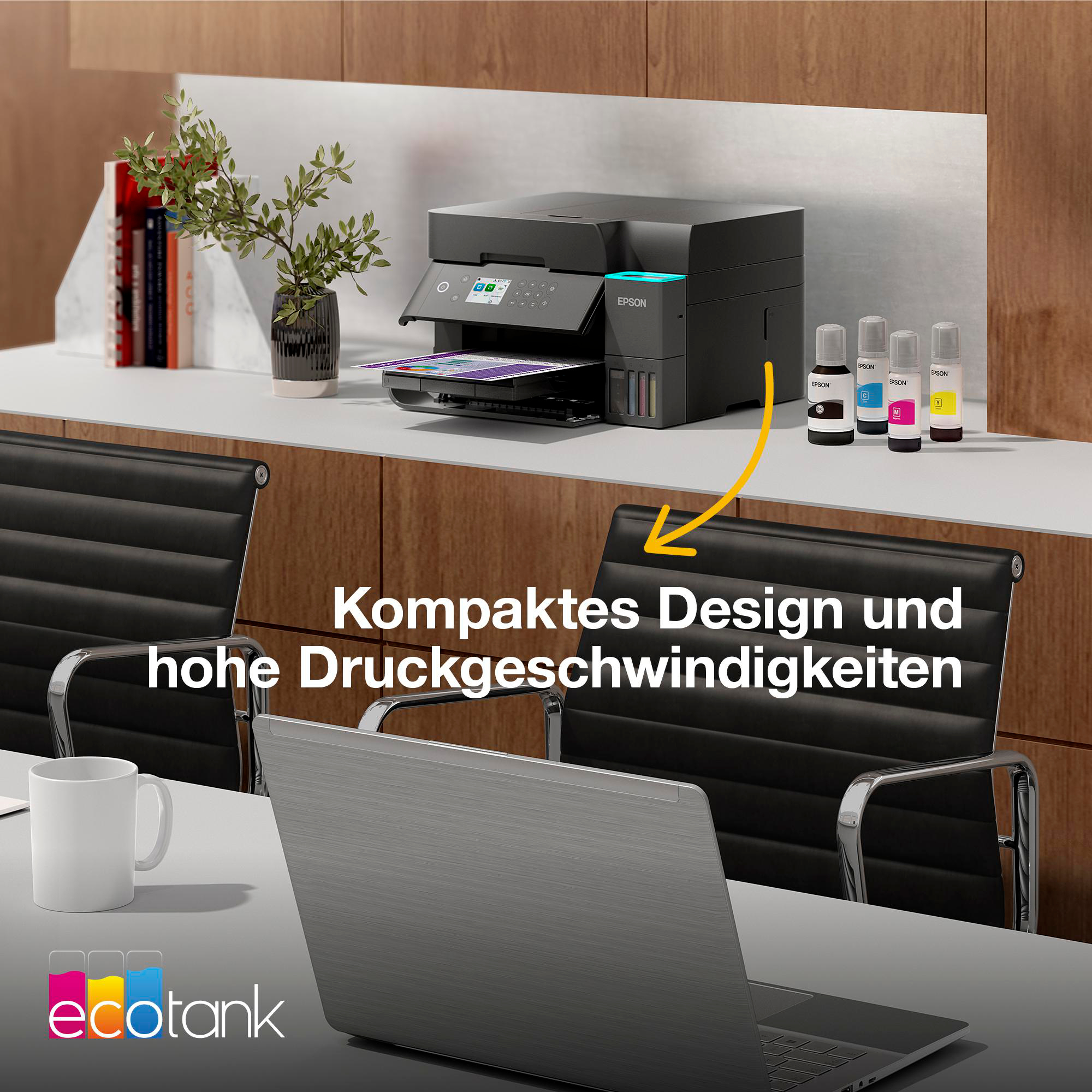 Ein Epson-Drucker auf einem Schreibtisch, mit Tintenflaschen und einem Laptop. Eine Tasse und eine Pflanze sind ebenfalls sichtbar.