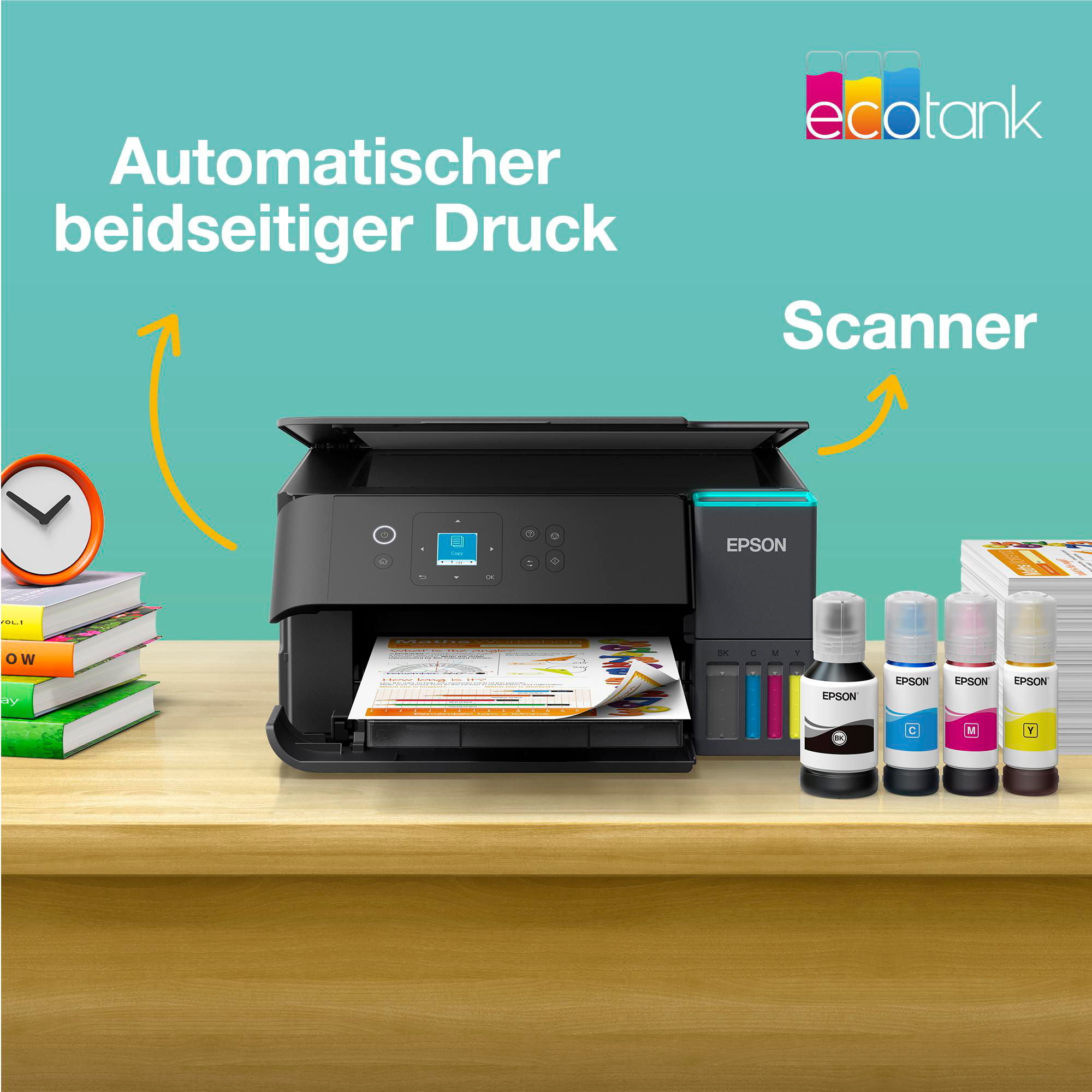 Ein Epson-Drucker mit Tintenflaschen, Papier und Büchern auf einem Holztisch.
