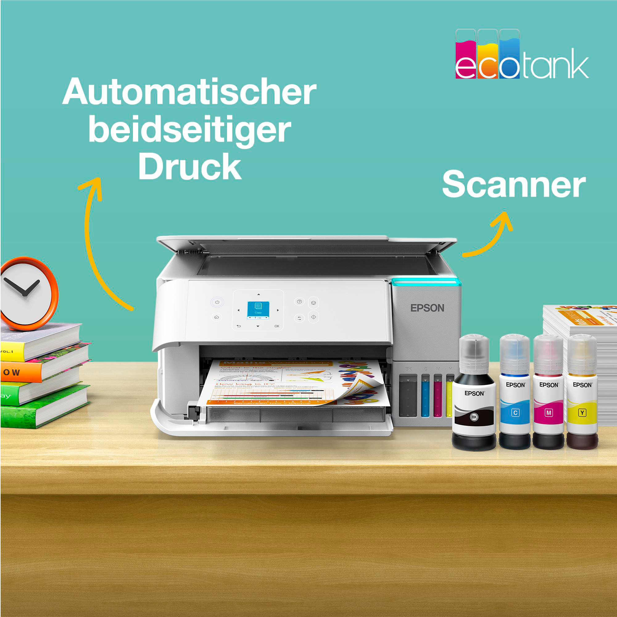 Ein Epson-Drucker mit Tintenflaschen, einer Uhr und Büchern auf einem Holztisch. Der Hintergrund ist helltürkis.