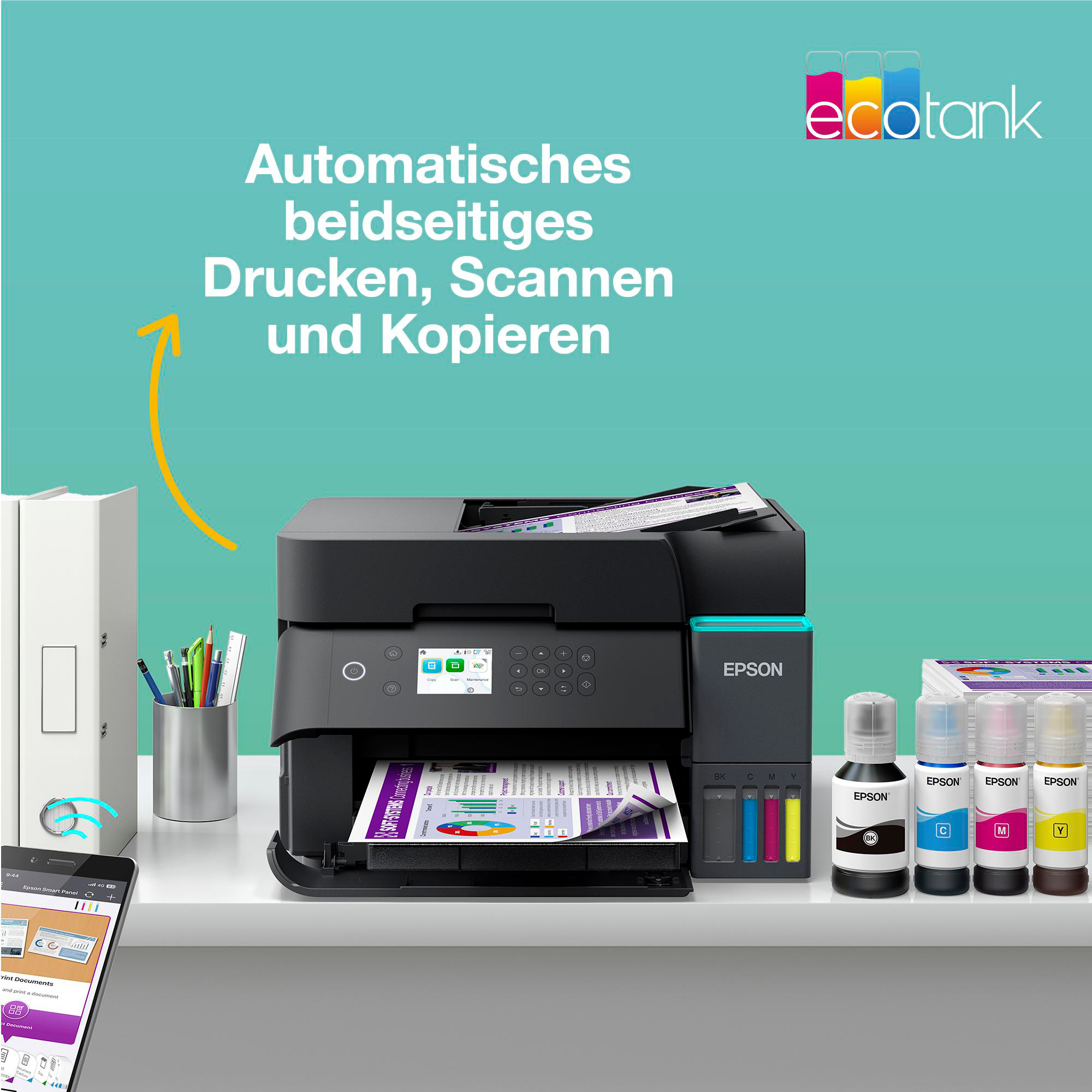 Ein Epson-Drucker mit einem Dokumentendruck. Tintenflaschen befinden sich neben dem Drucker. Ein Telefon zeigt den Druckvorgang an.
