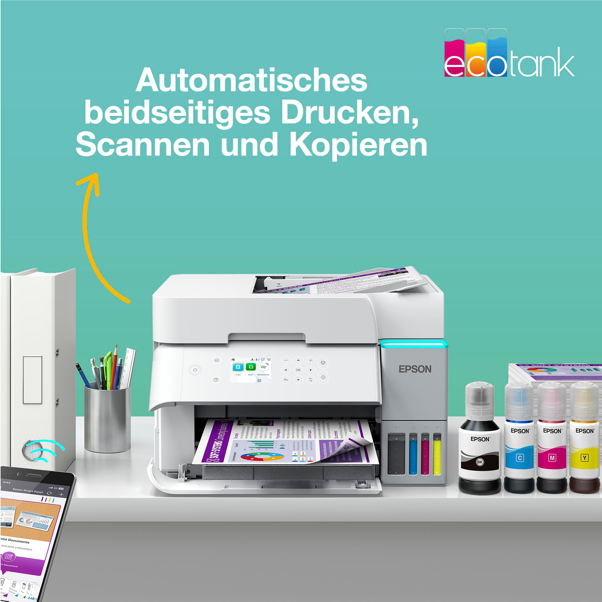Ein Epson-Drucker mit Dokumenten, Tintenflaschen und einem Telefon, das eine App zeigt. Text: Automatischer beidseitiger Druck, Scannen, Kopieren.