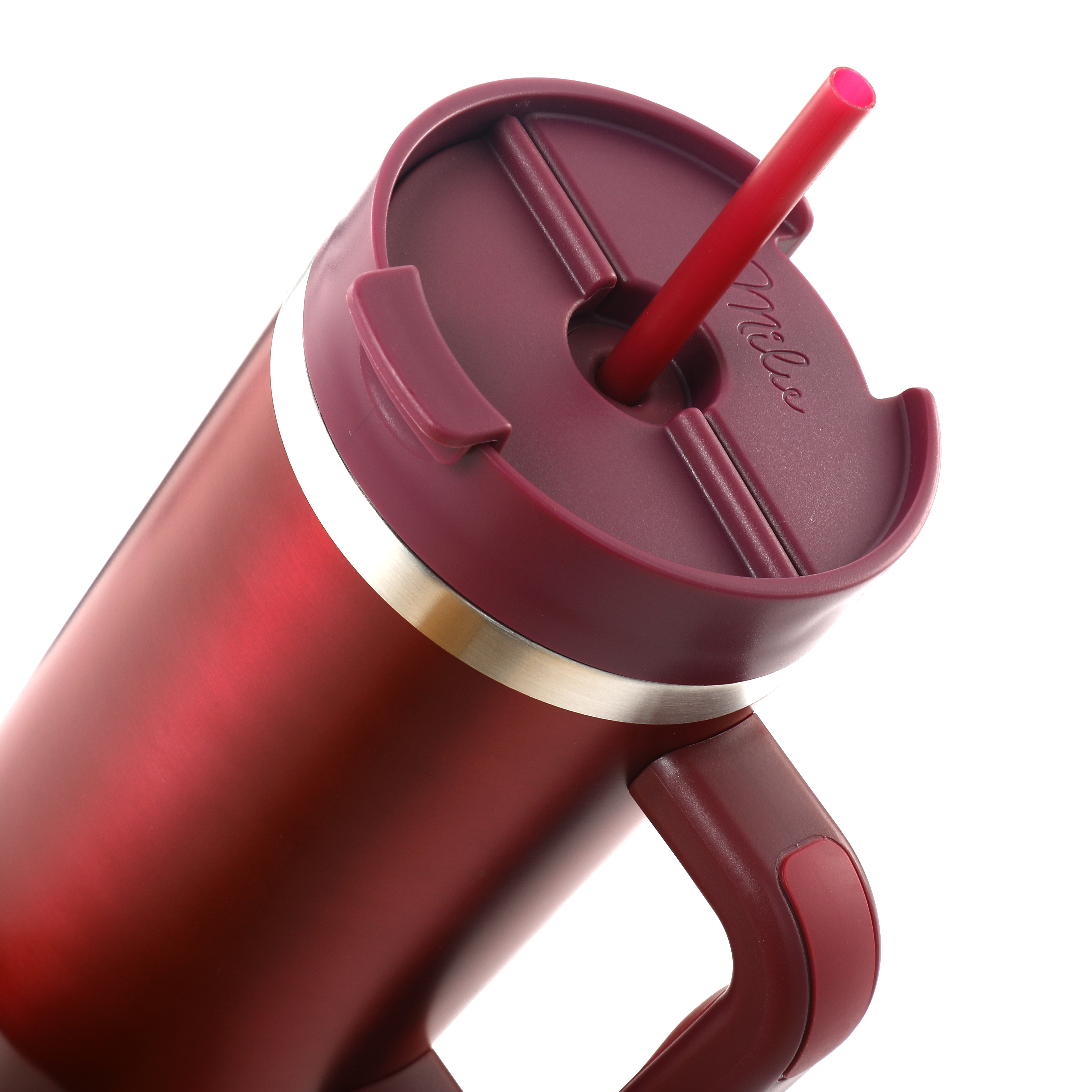 Ein weinroter Becher mit einem roten Strohhalm. Der Griff befindet sich rechts. Der Deckel hat einen Ausschnitt für den Strohhalm.