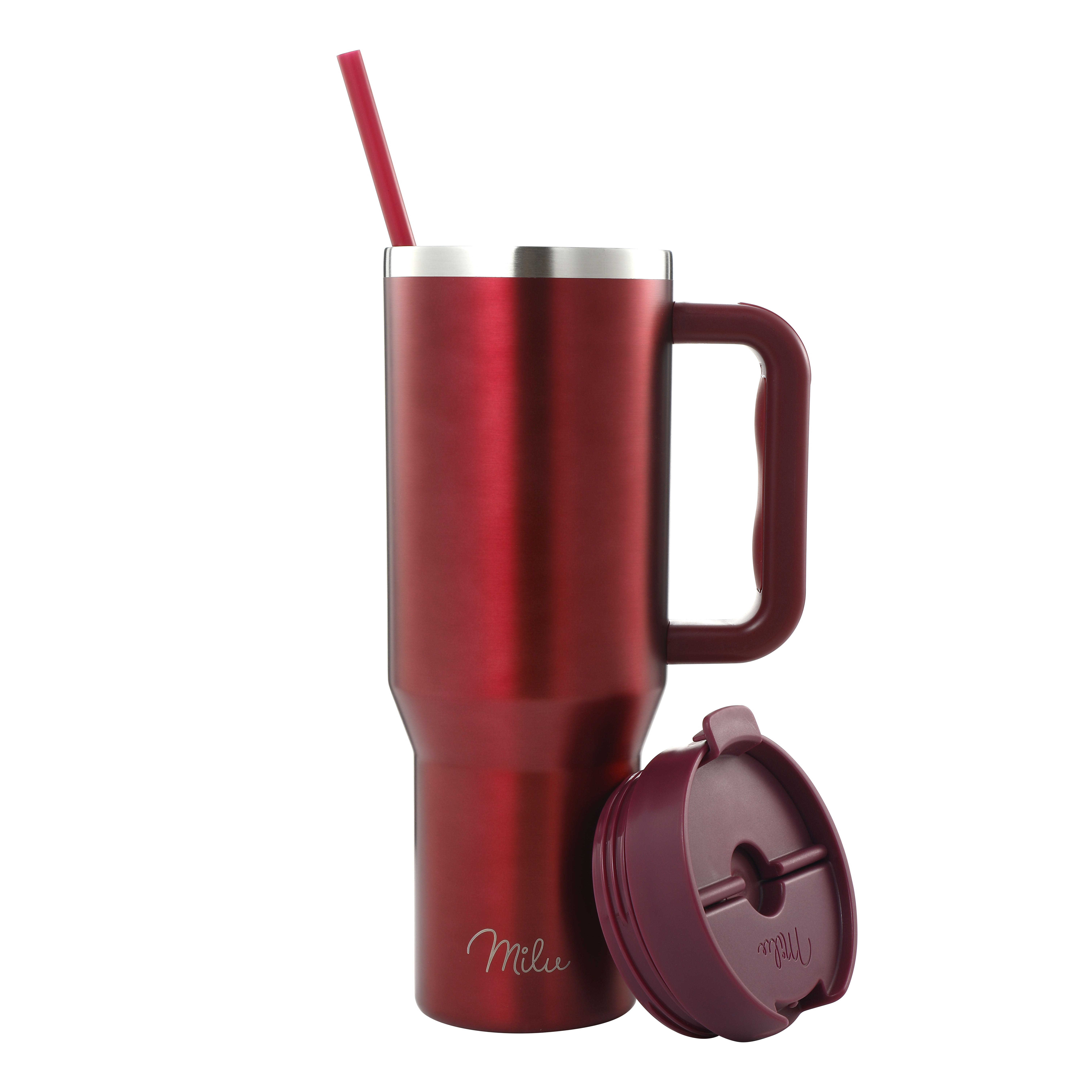 Ein roter Isolierbecher mit Henkel, Deckel und Strohhalm. Der Deckel ist zur Seite abgenommen. Weißer Hintergrund.