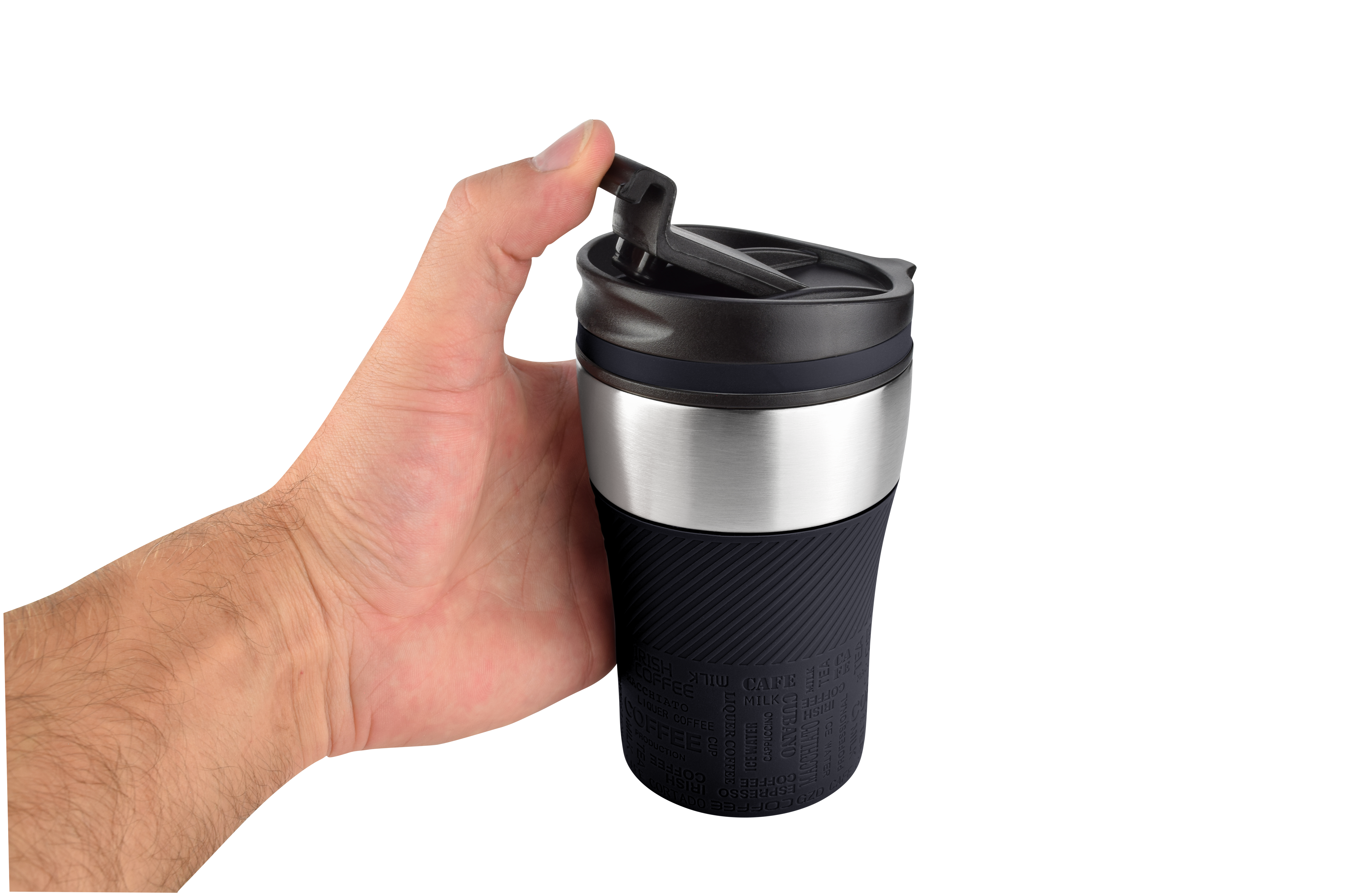 Eine Hand hält einen schwarzen und silbernen Reisebecher mit Klappdeckel. Der Becher hat einen strukturierten schwarzen Griff.