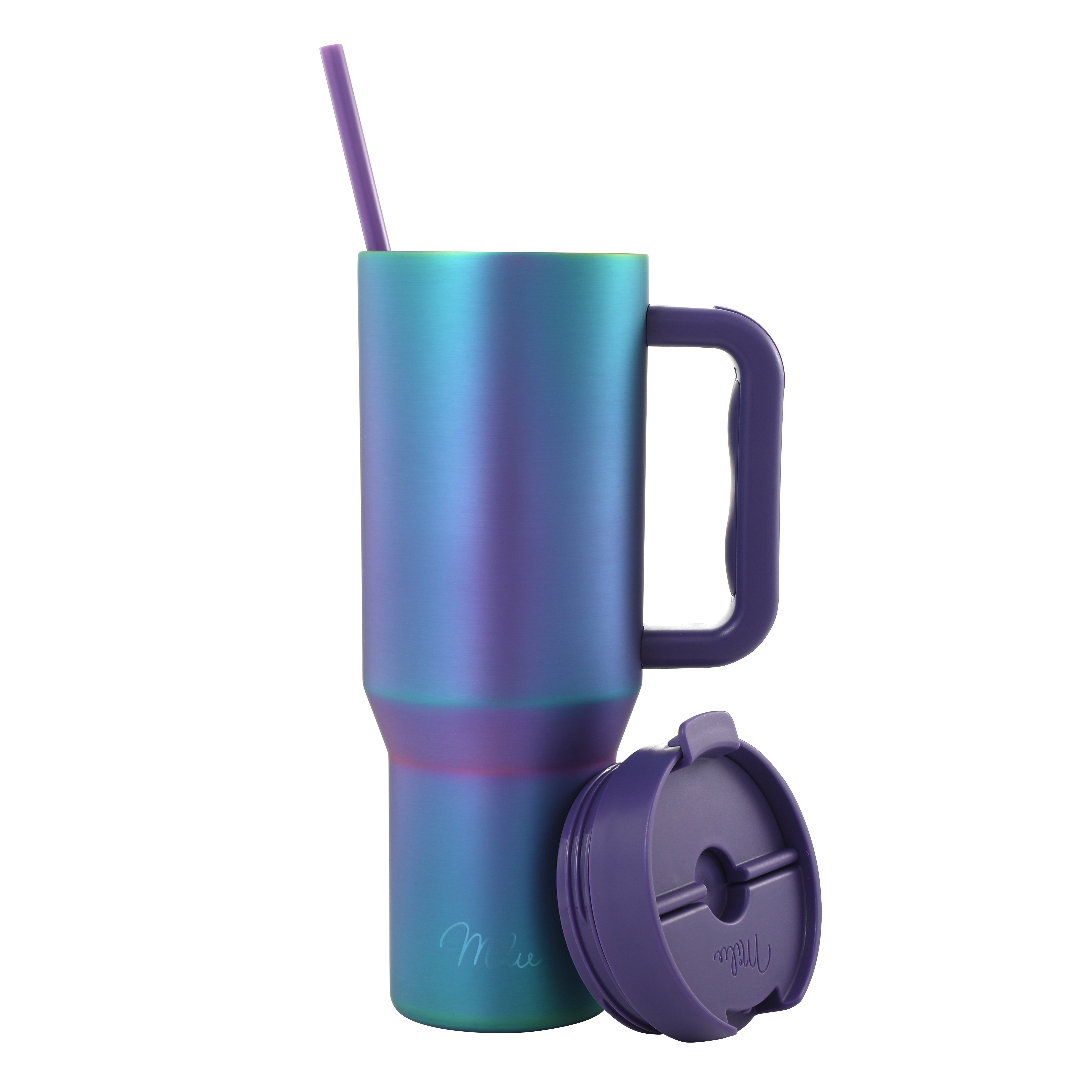 Ein hoher, irisierender Becher mit Henkel und Strohhalm. Der Deckel ist abgenommen und lila. Weißer Hintergrund.
