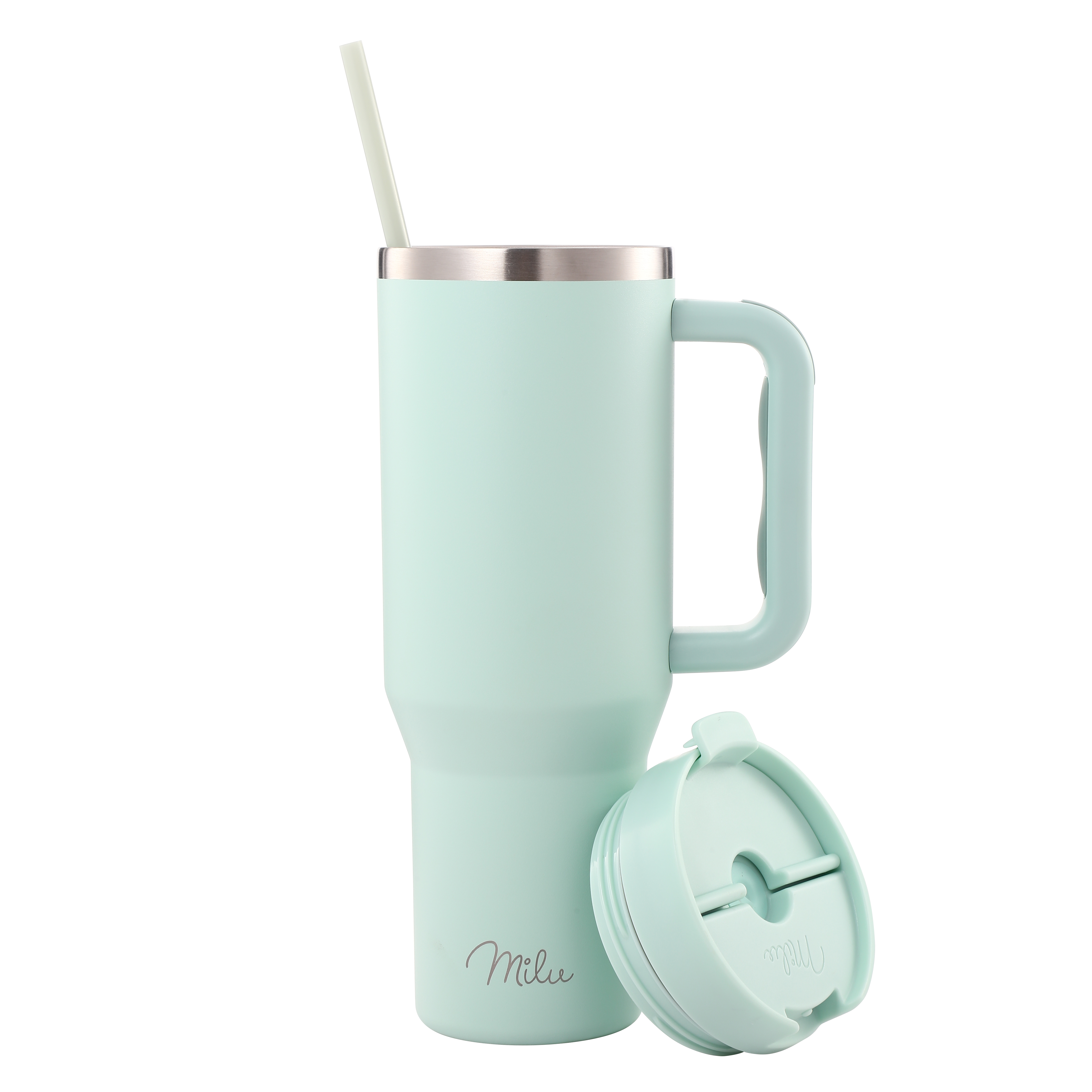 Ein hellgrüner Milu-Becher mit Henkel, Deckel und Strohhalm. Der Deckel ist zur Seite abgenommen.
