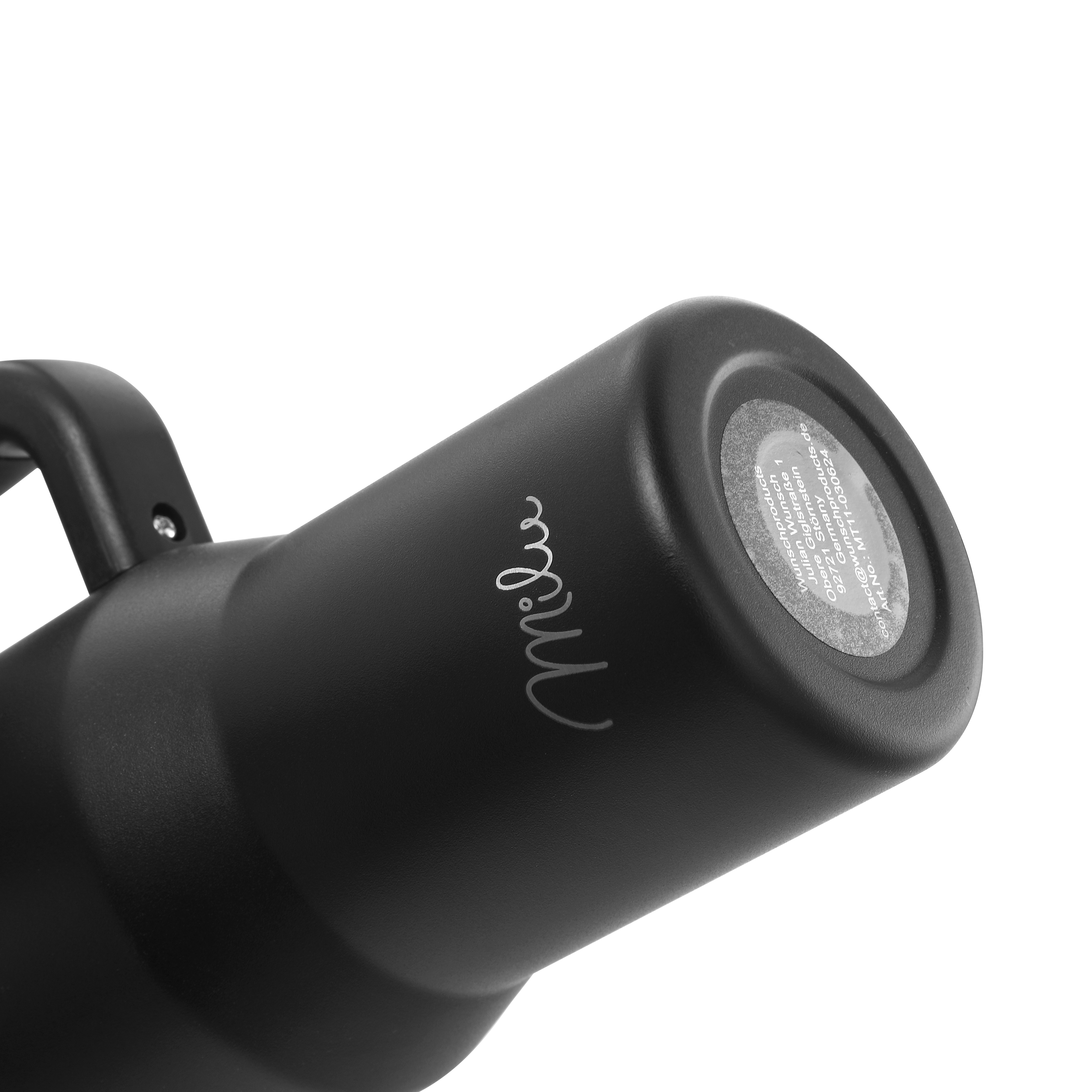 Nahaufnahme einer schwarzen Thermoskanne mit Griff. Das Wort 'Milu' ist darauf geschrieben. Weißer Hintergrund.