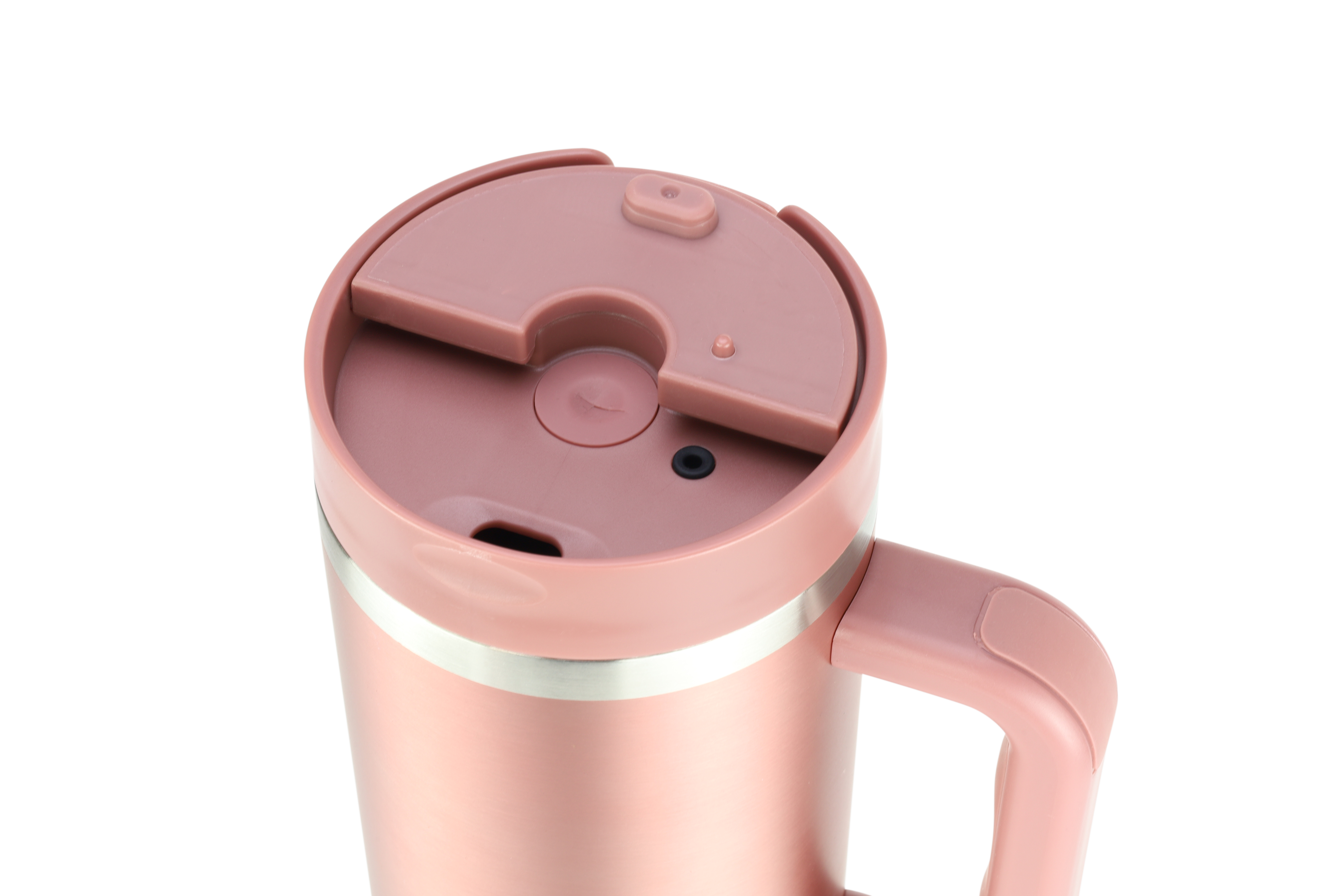 Ein rosa Reisebecher mit Deckel und Griff. Der Deckel hat eine kleine Öffnung und einen Knopf. Der Hintergrund ist schwarz.