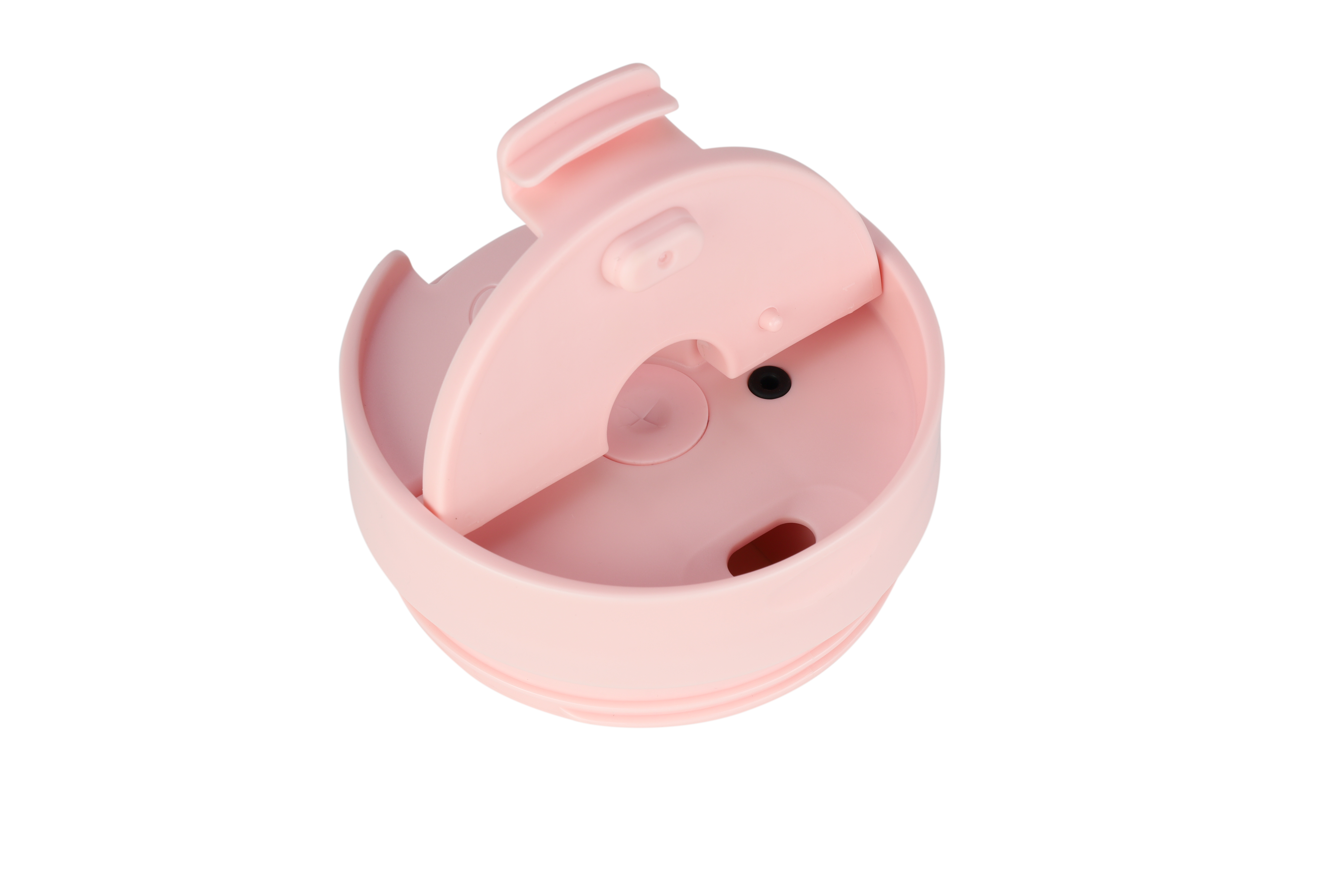 Ein rosa Kunststoffbecherdeckel ist geöffnet und gibt das Innere frei. Der Hintergrund ist schwarz.