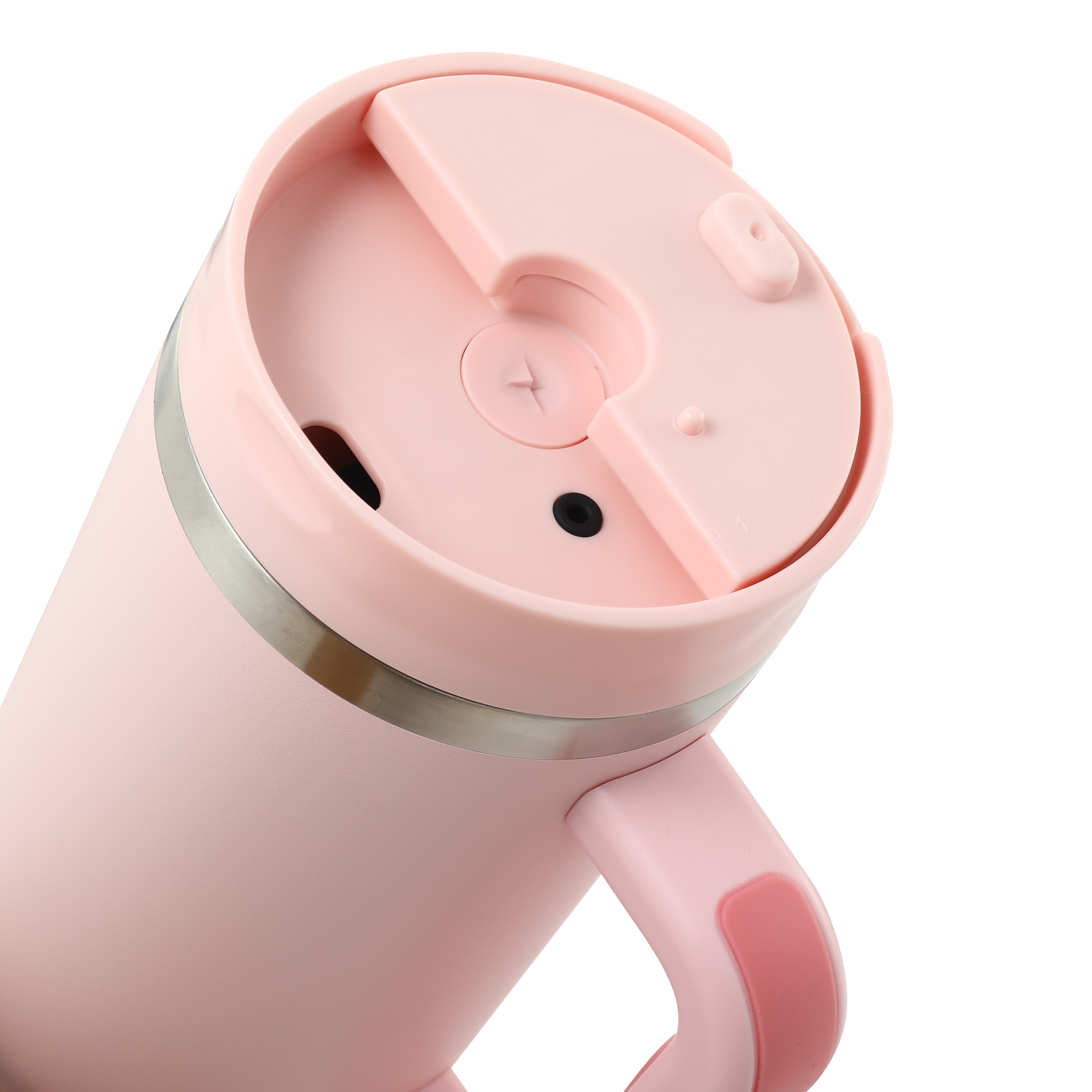 Nahaufnahme eines rosa isolierten Bechers mit offenem Deckel. Der Griff ist sichtbar, der Hintergrund ist weiß.