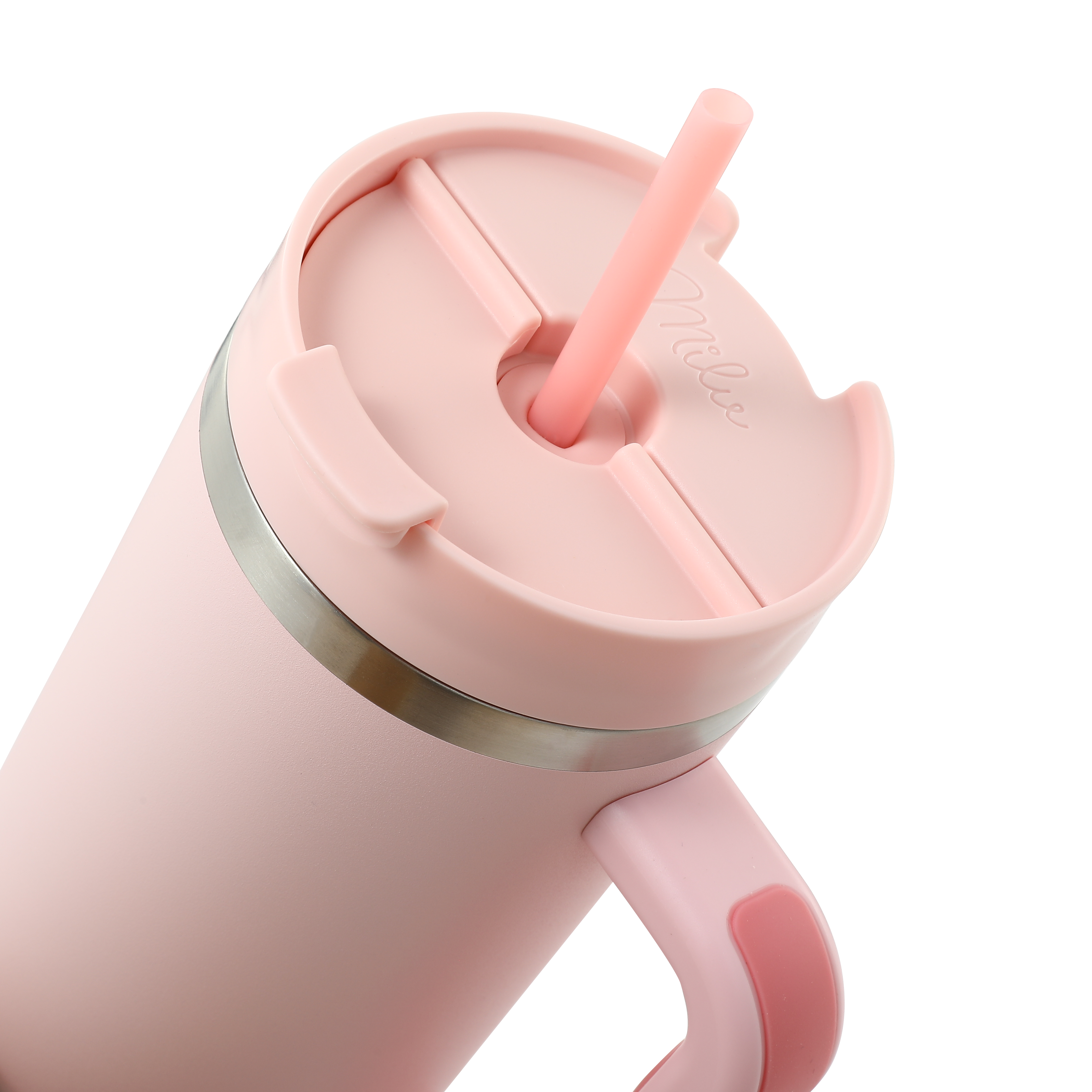 Ein rosa Becher mit Deckel und Strohhalm vor schwarzem Hintergrund. Der Griff ist rechts.