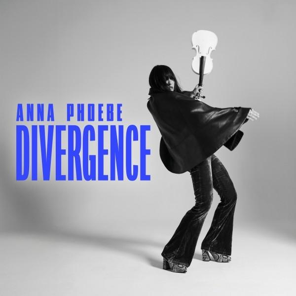 Eine Person in schwarzer Kleidung hält eine weiße Geige. Der Text "ANNA PHOEBE DIVERGENCE" steht vor grauem Hintergrund.