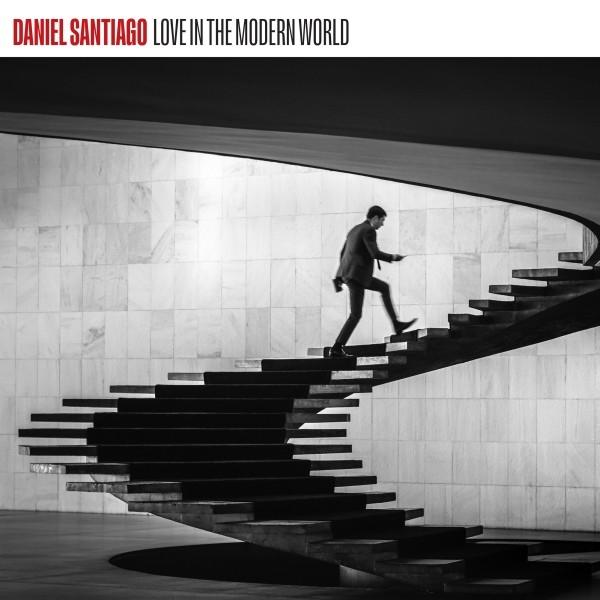 Ein Mann im Anzug steigt eine moderne Treppe hinauf. Der Hintergrund zeigt eine geflieste Wand und architektonische Elemente, monochrom.