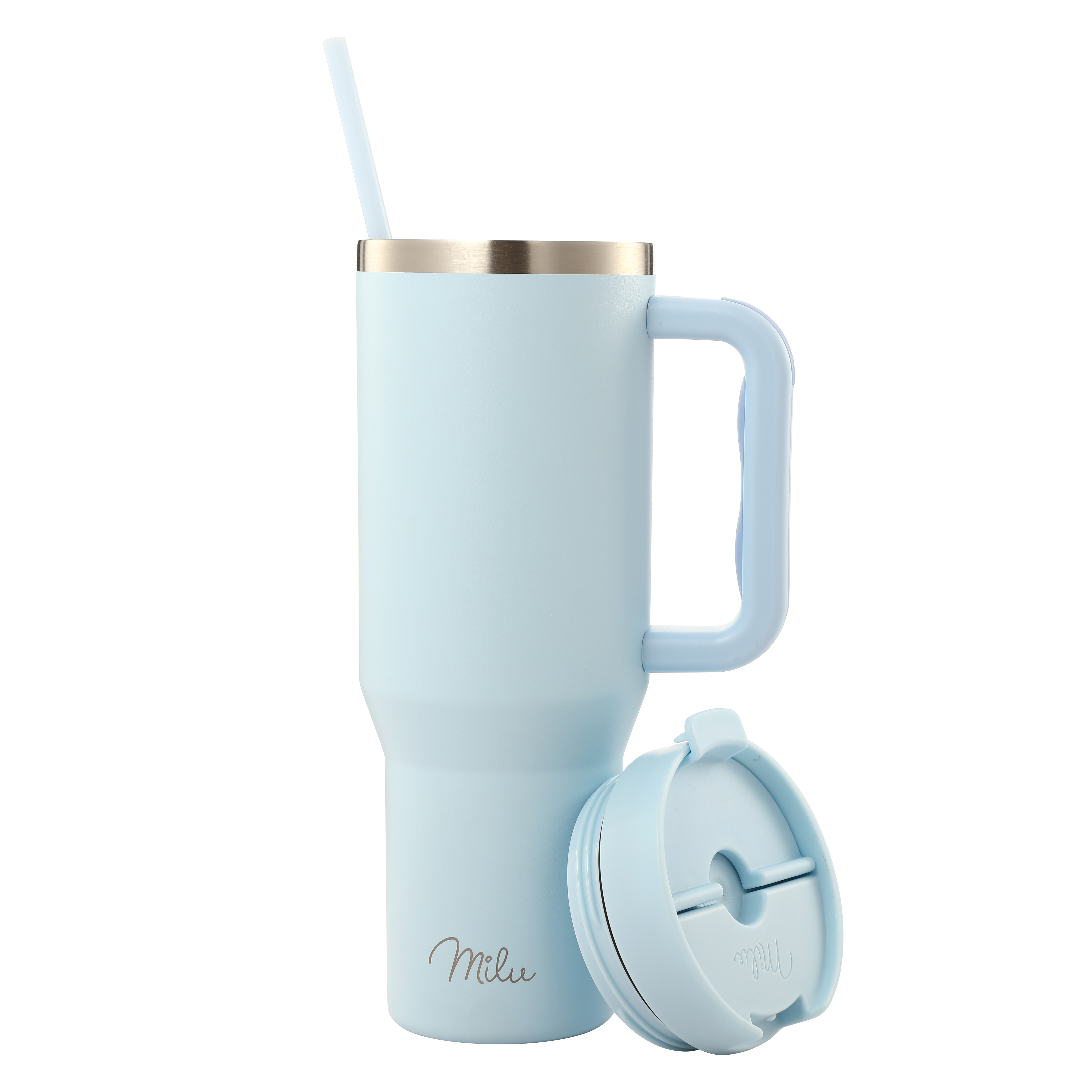 Ein hellblauer Becher mit Henkel, Strohhalm und Deckel. Der Deckel ist abgenommen. Der Becher steht vor weißem Hintergrund.
