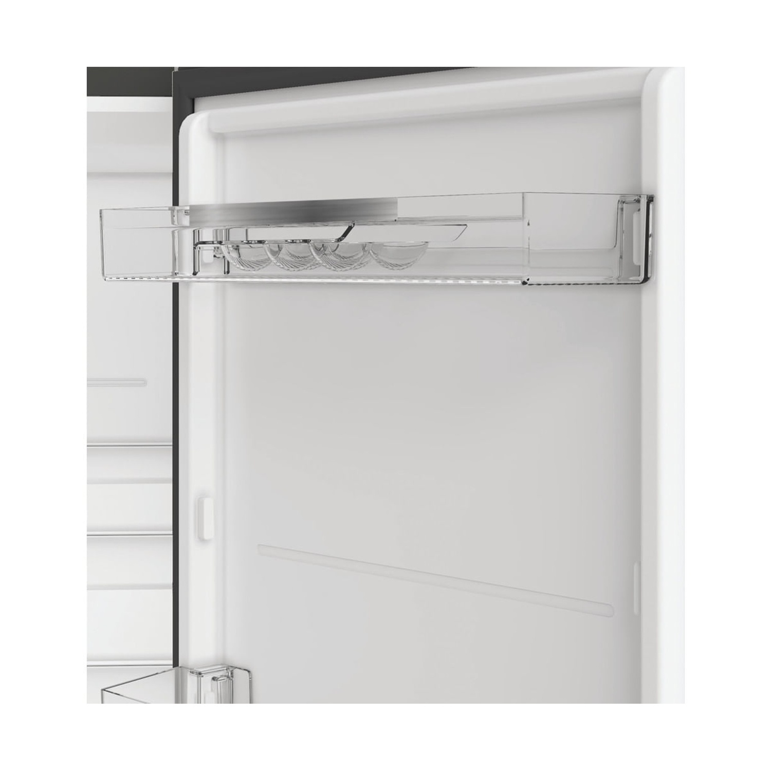 Interno frigorifero aperto con contenitore trasparente per uova sul ripiano superiore. Interno bianco, porta aperta.