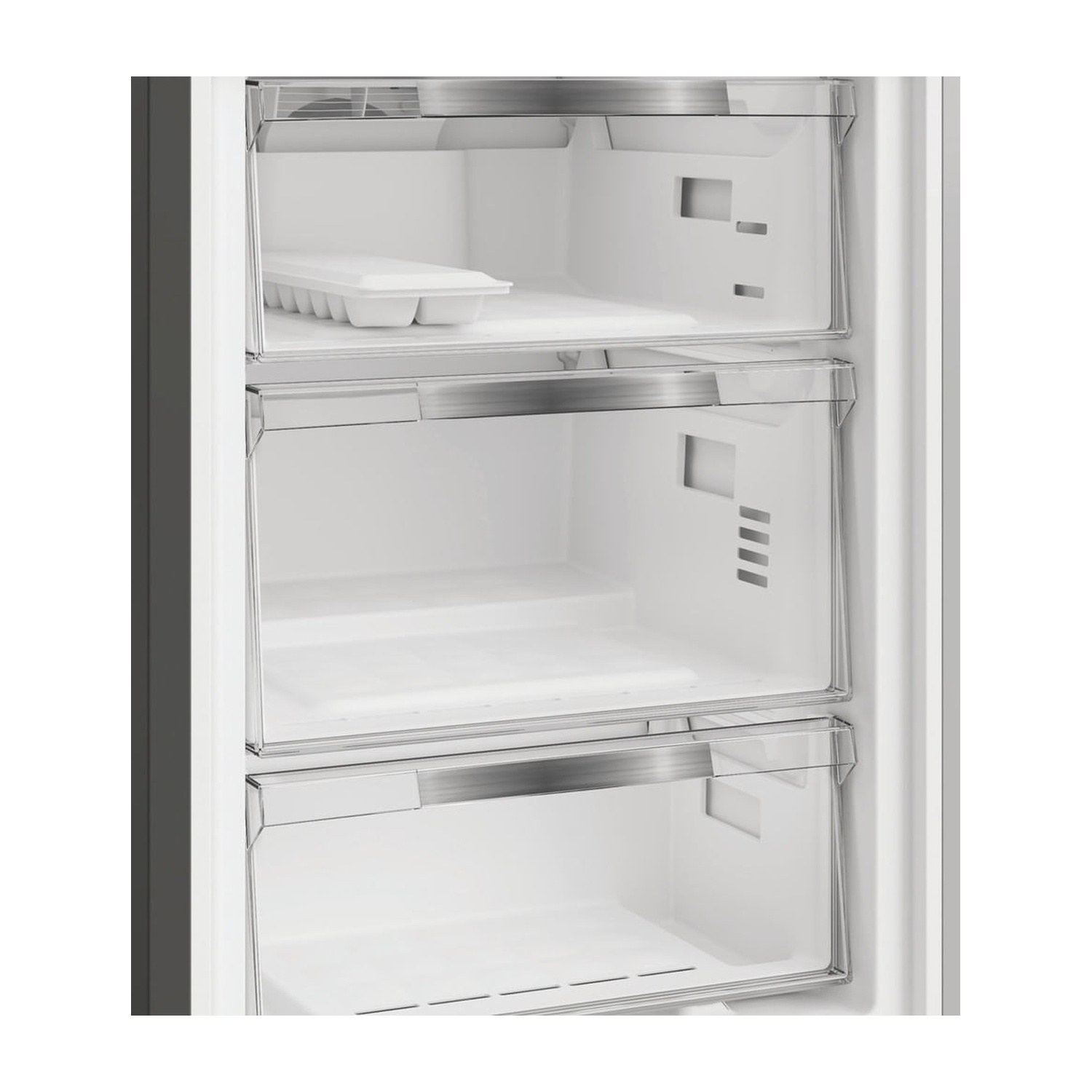 Un frigorifero aperto con tre cassetti trasparenti. Un vassoio per cubetti di ghiaccio è nel cassetto superiore. Interno bianco con accenti metallici.