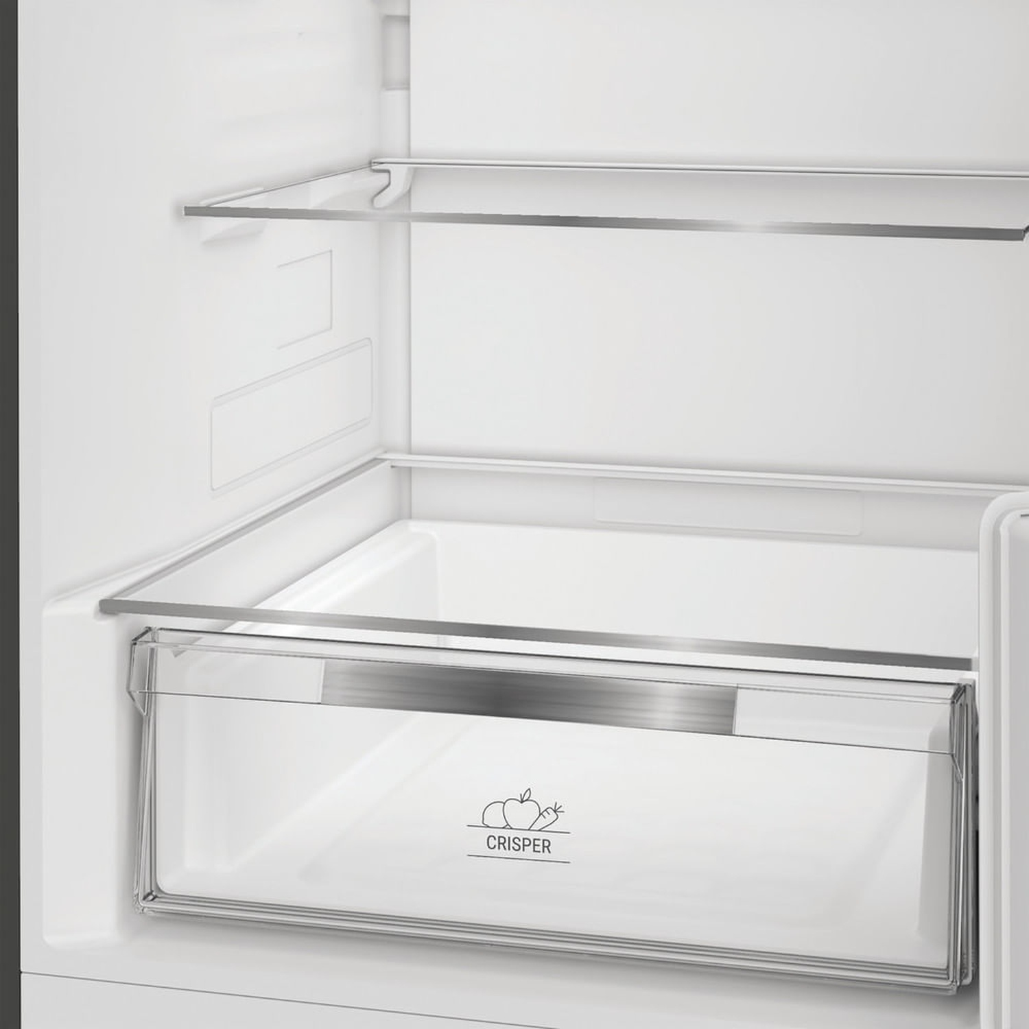 Interno di un frigorifero. Un cassetto per verdura è visibile in basso, con ripiani sopra. L'interno è bianco.