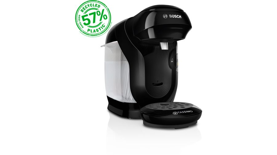 Cafetera Tassimo Bosch negra. Una etiqueta verde dice 'Recycled 57% Plastic'. Tanque de agua blanco y soporte de cápsulas negro.