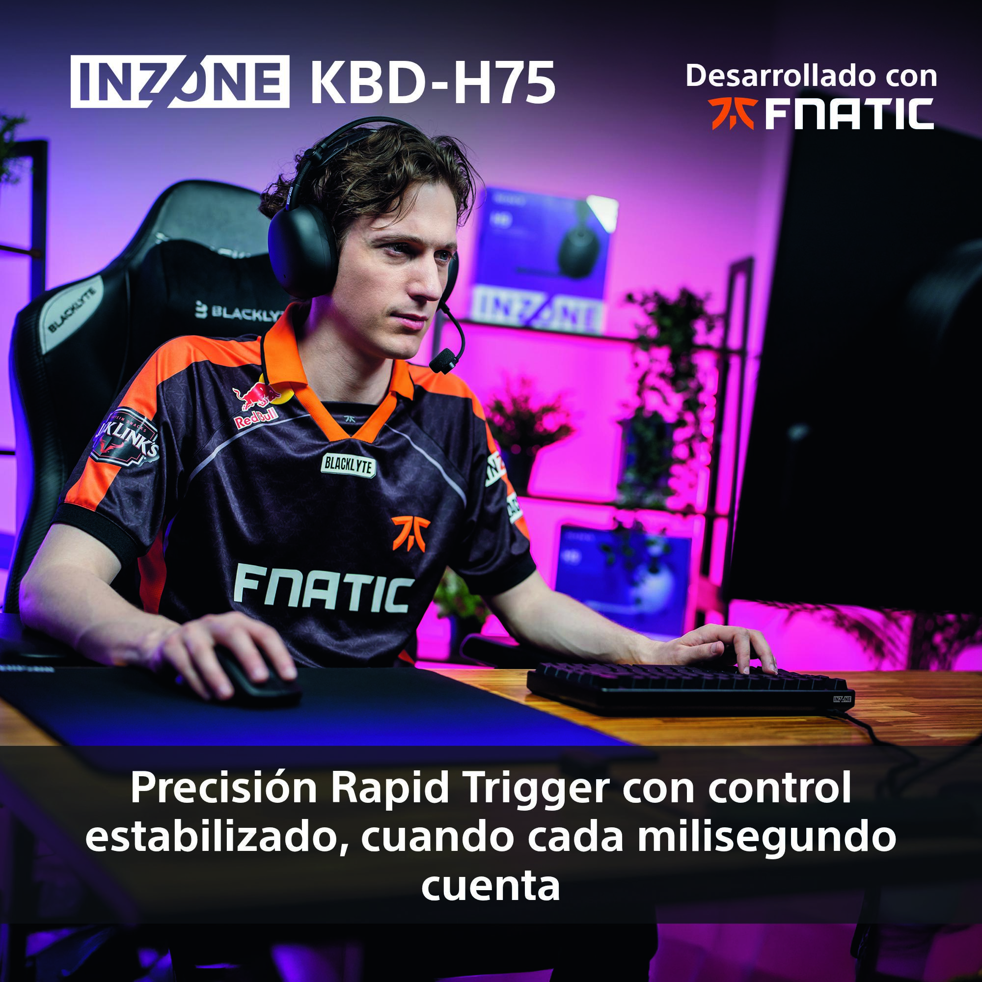 Un jugador con auriculares juega con teclado y ratón. Lleva una camiseta con logos. El fondo es rosa.