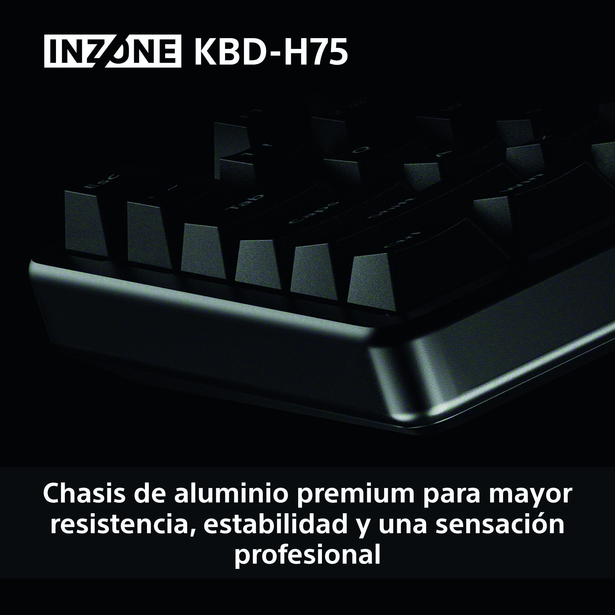 Primer plano de un teclado negro. La marca es INZONE KBD-H75. El teclado tiene teclas negras y un marco oscuro.