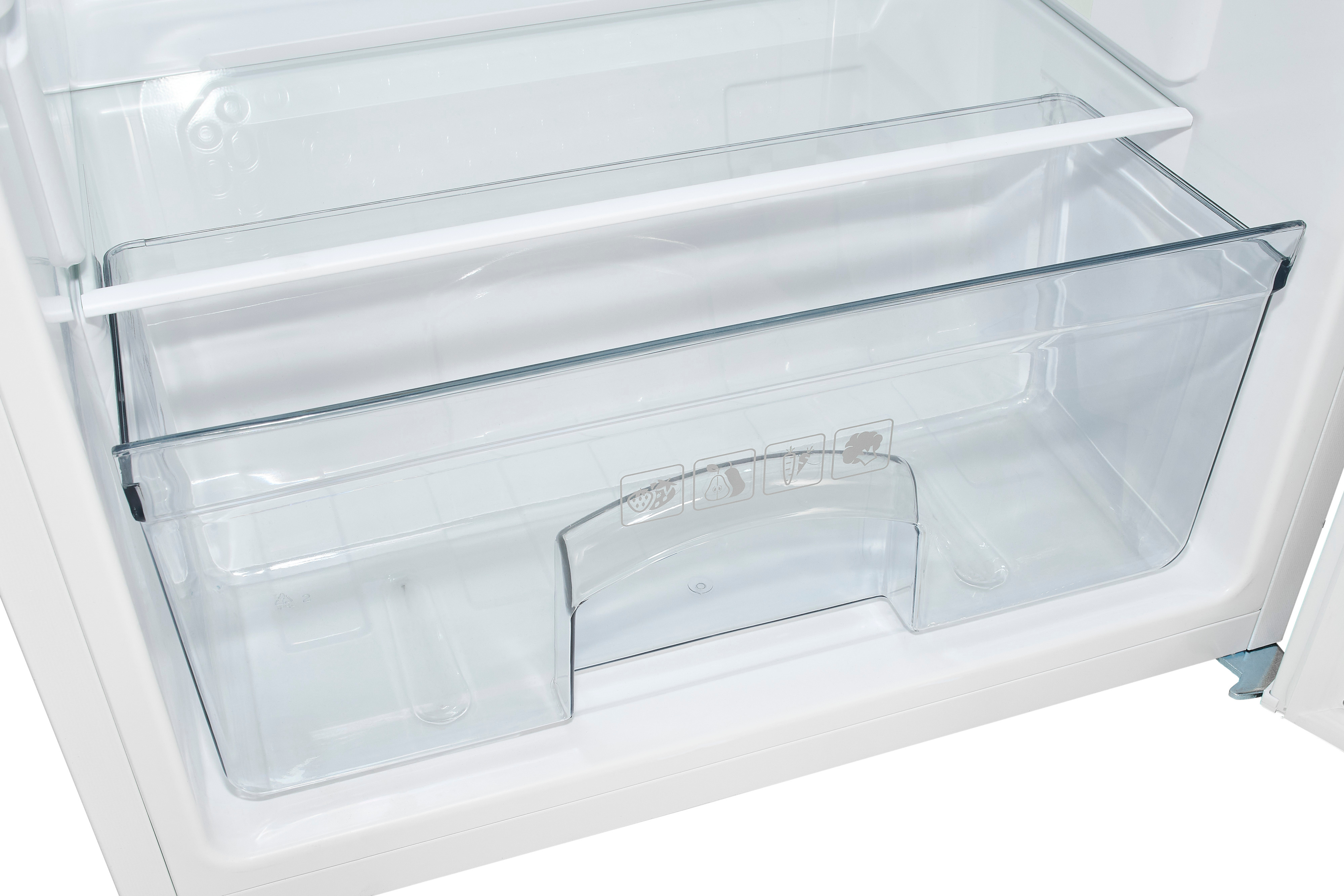 Ein offener Kühlschrank mit einer durchsichtigen Plastikschublade. Weißes Innere. Symbole von Obst und Gemüse sind sichtbar.