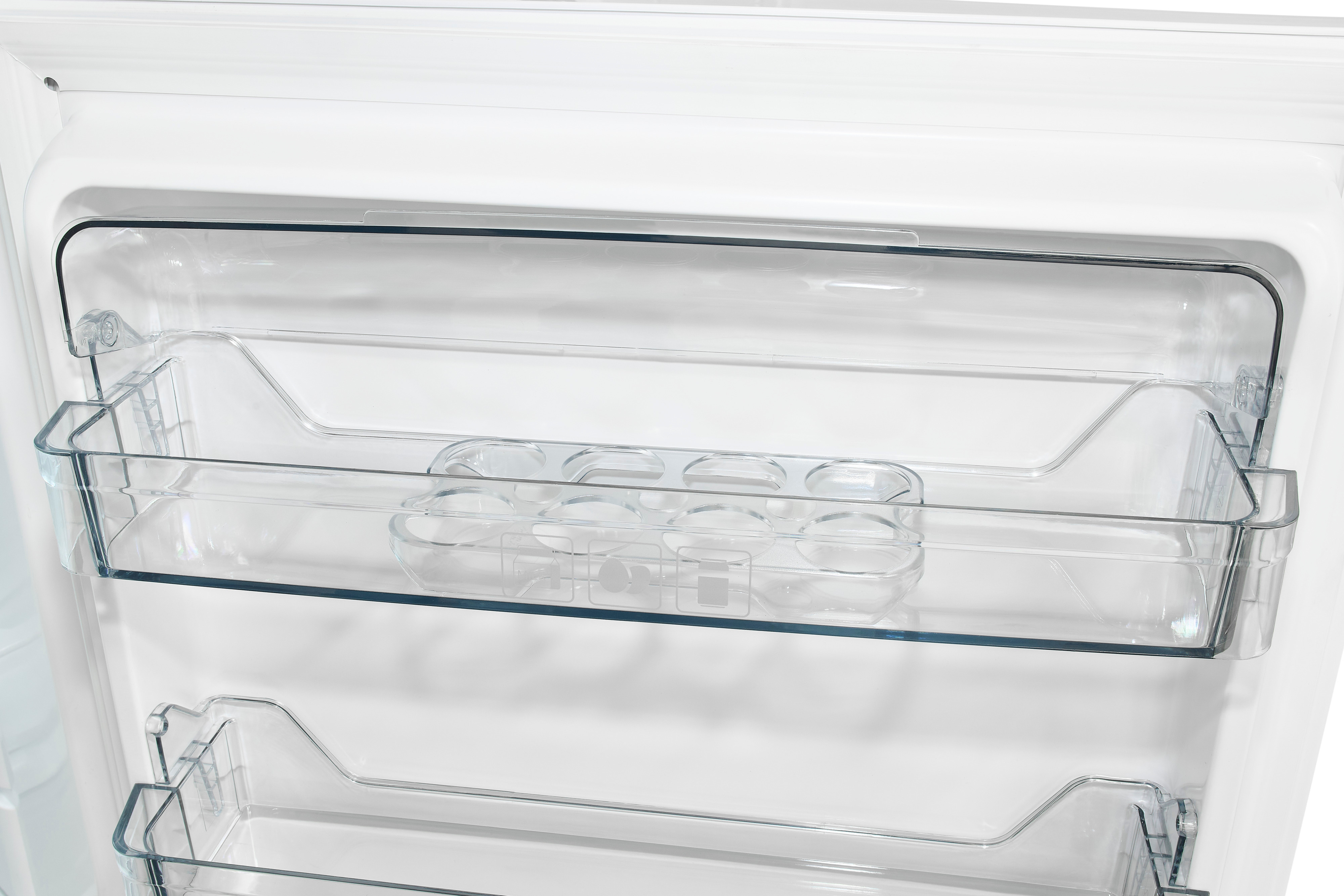 Ein leerer Kühlschrank mit transparenten Ablagen und Eierbehälter.