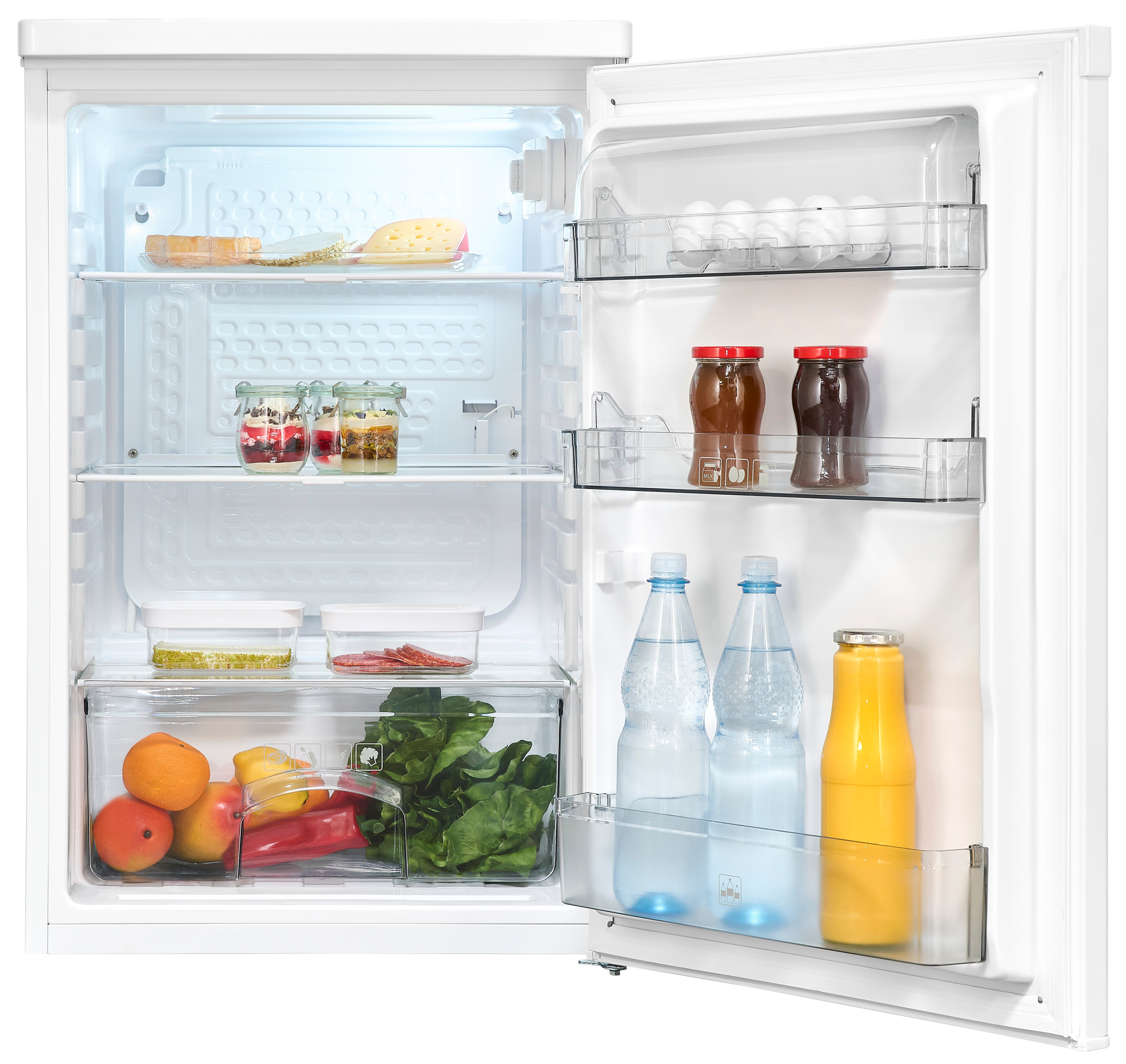 Offener Kühlschrank mit Lebensmitteln. Enthält Käse, Eier, Gläser, Flaschen, Früchte und Gemüse.