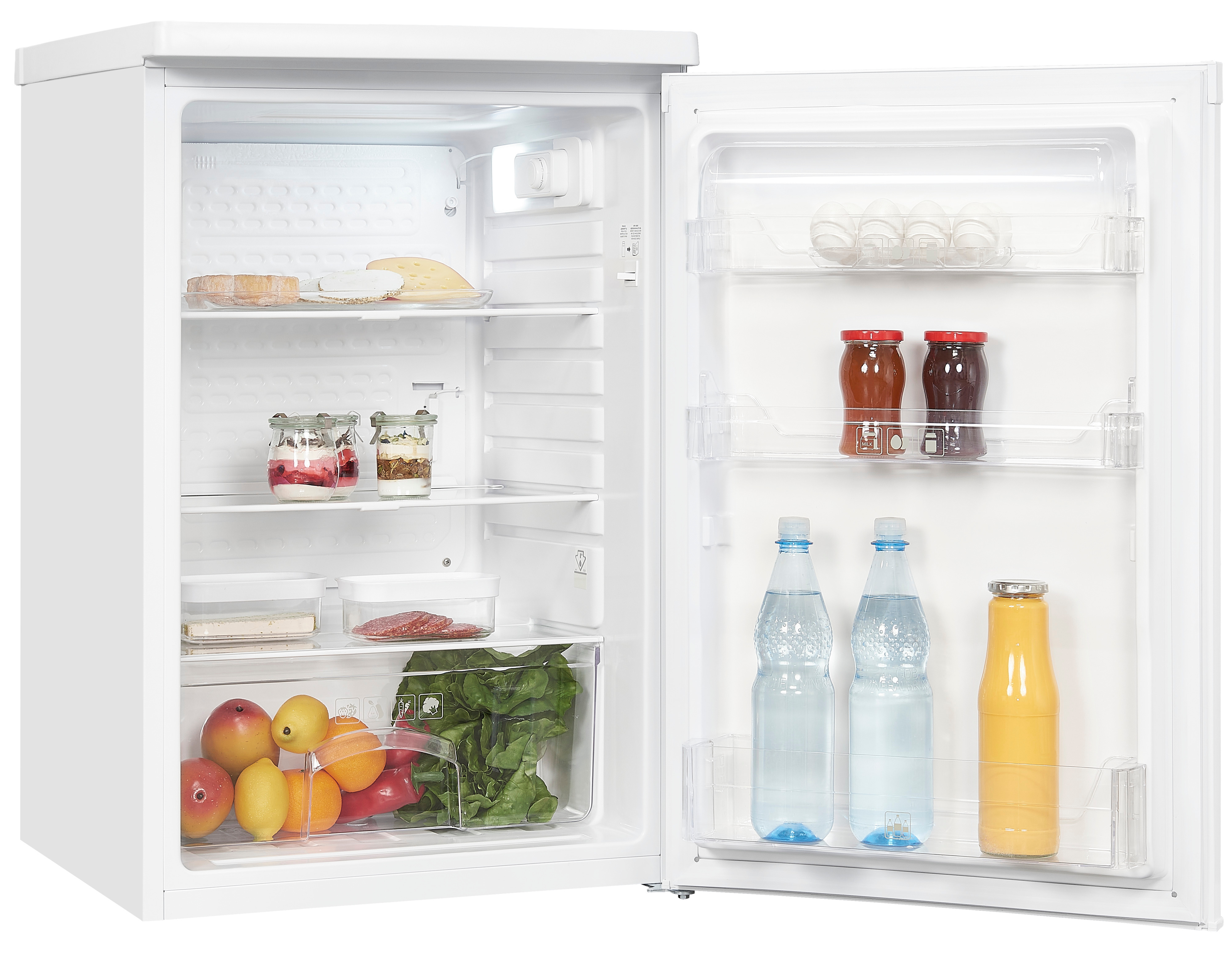 Ein offener weißer Kühlschrank mit Lebensmitteln: Käse, Gläser, Flaschen und Obst.