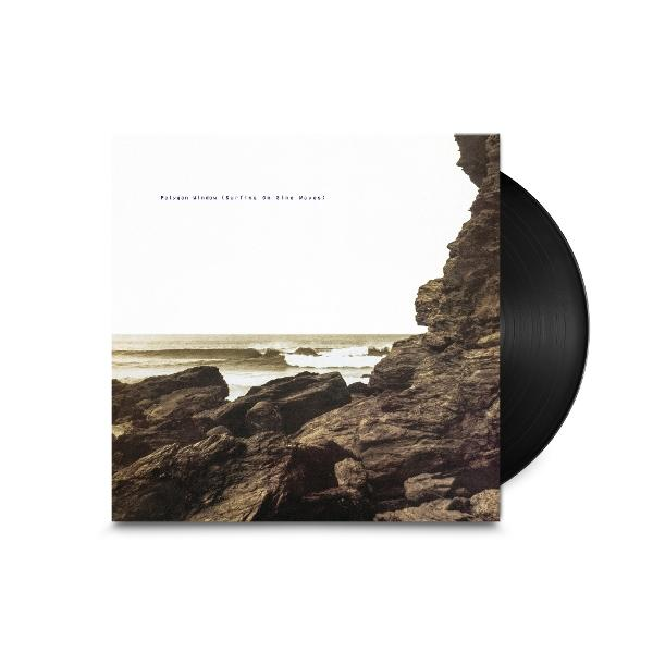 Eine Schallplatte mit einer Küstenlandschaft auf dem Cover. Das Cover zeigt Felsen und das Meer. Rechts befindet sich eine schwarze Schallplatte.