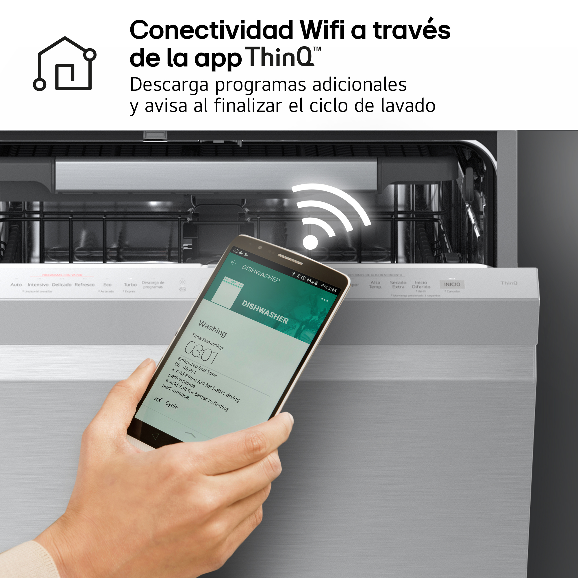 Conectividad Wifi a través de la app ThinQ. Descarga programas adicionales y avisa al finalizar el ciclo de lavado. Mano con móvil y panel.