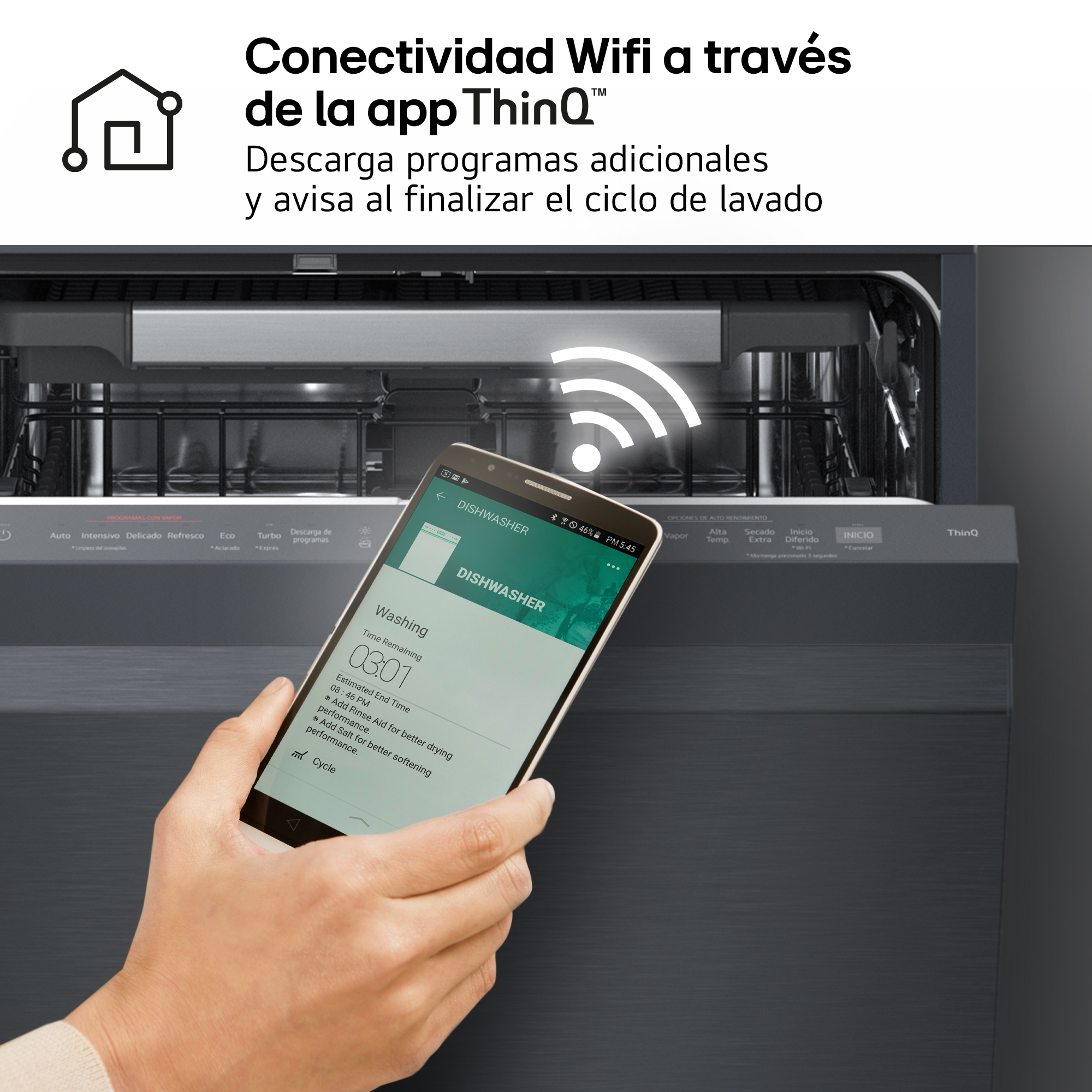 Conectividad Wifi a través de la app ThinQ. Descarga programas adicionales y avisa al finalizar el ciclo de lavado. Mano con móvil y panel.