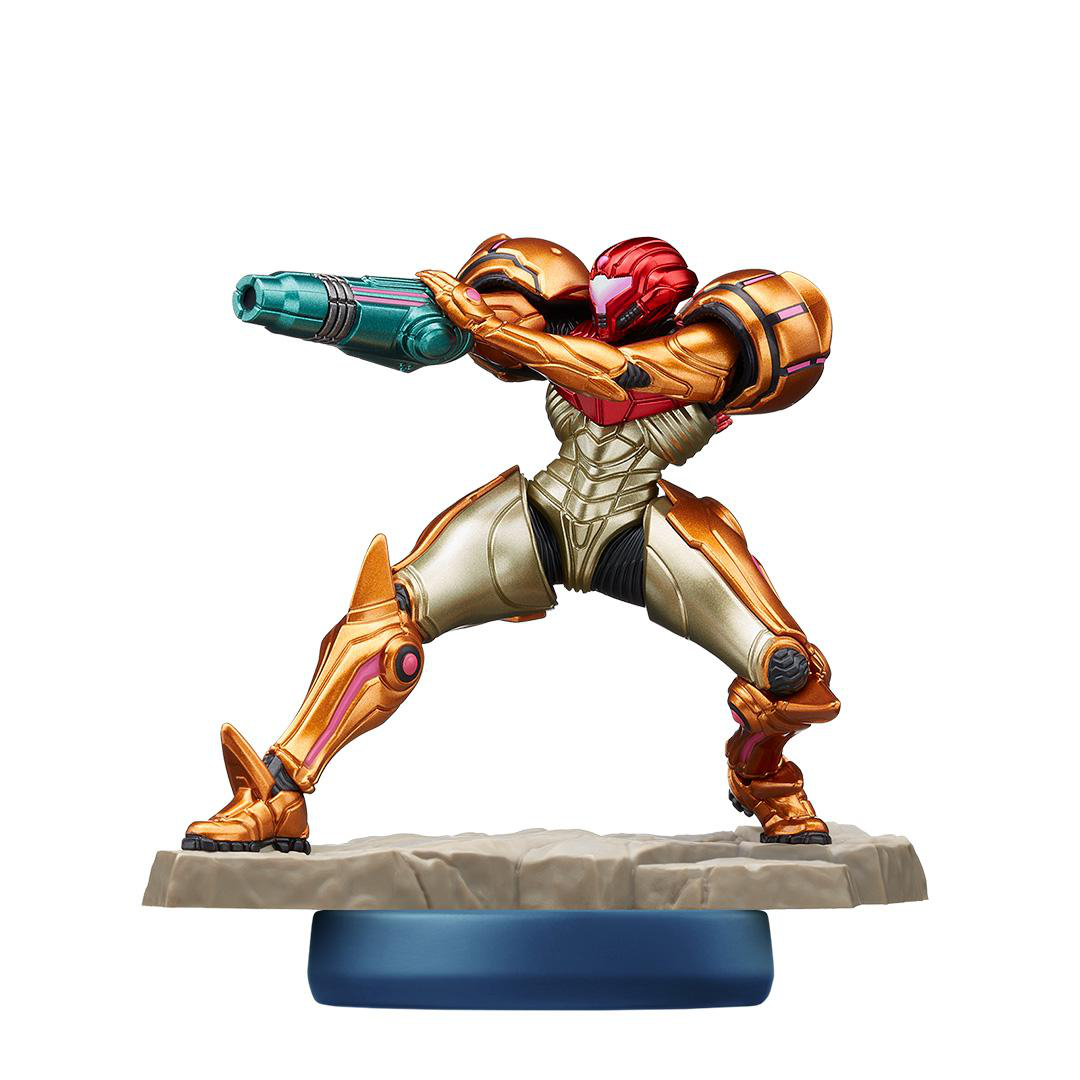Eine Figur von Samus Aran in einem Power-Anzug, der eine grüne und schwarze Armkanone anvisiert. Sie steht auf einem Felsensockel, mit einer blauen Plattform darunter.
