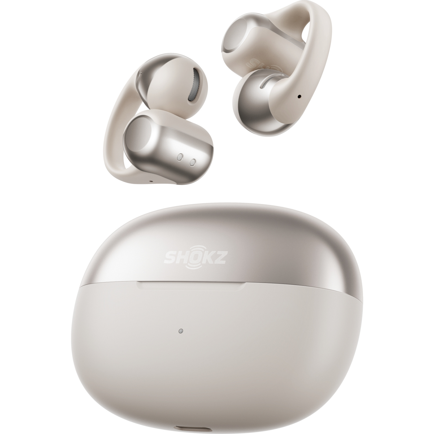 Écouteurs et étui de chargement Shokz beiges et argentés sur fond blanc. L'étui est ovale, les écouteurs ont une conception contour d'oreille.