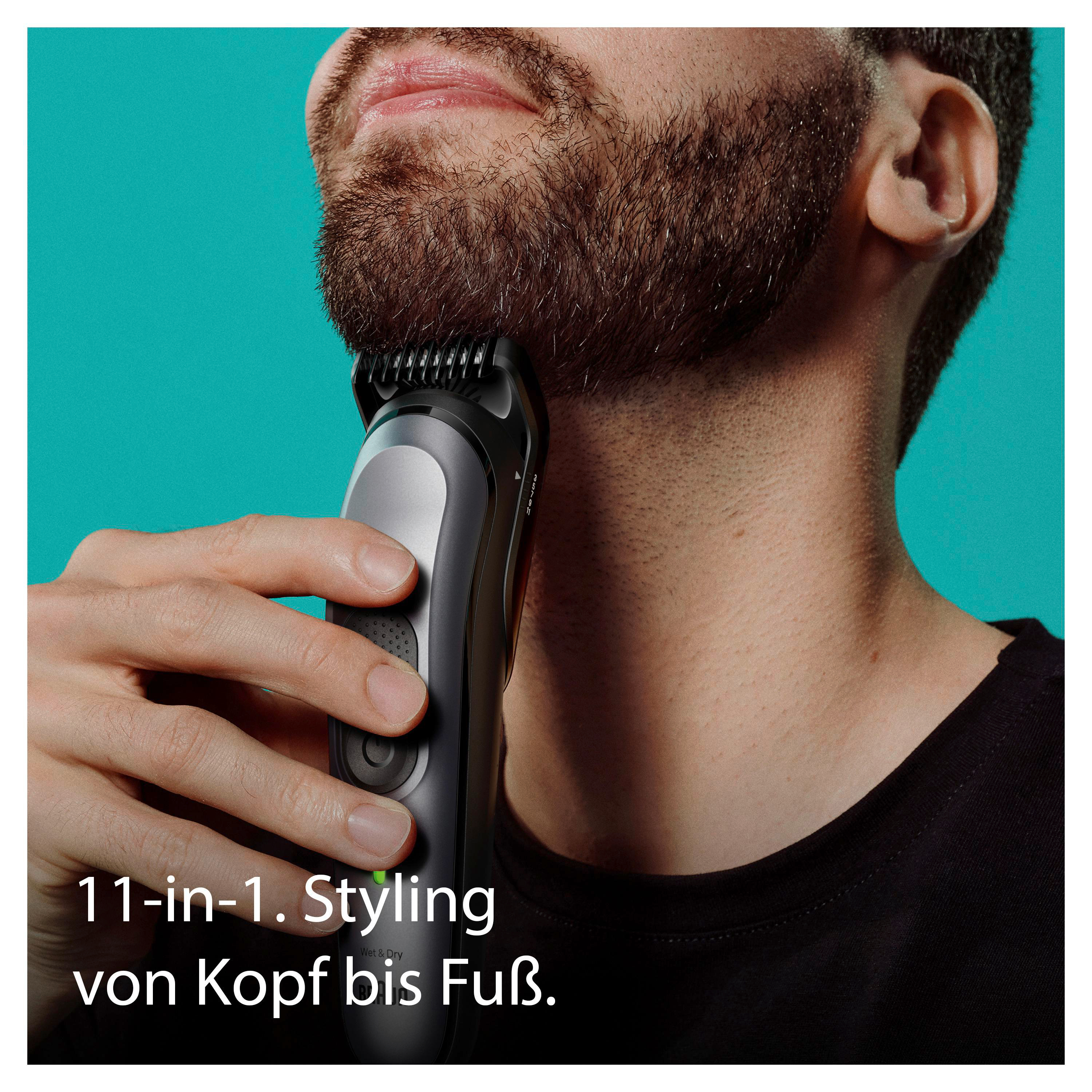 Ein Mann rasiert seinen Bart mit einem schwarz-grauen Trimmer. Text: 11-in-1. Styling von Kopf bis Fuß.