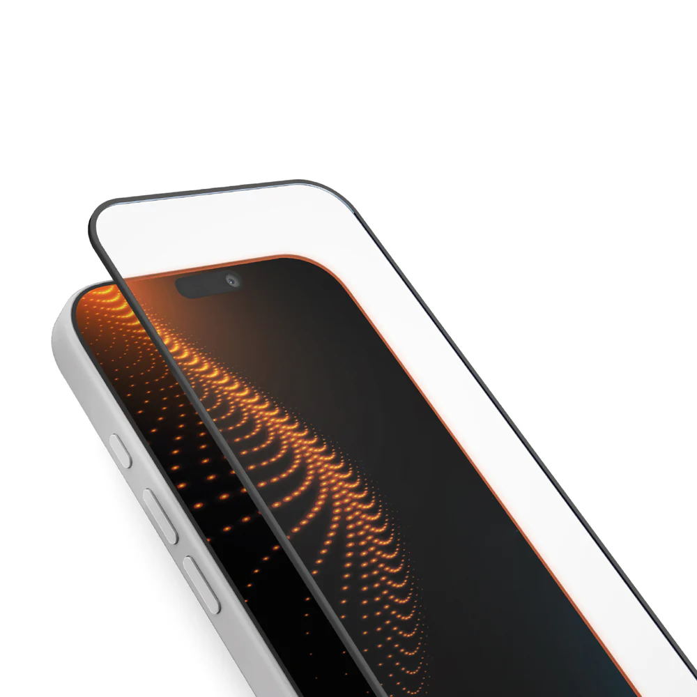 Ein Smartphone mit Displayschutz. Der Bildschirm zeigt ein Muster aus orangefarbenen Punkten. Das Telefon ist weiß, mit schwarzer Kamera.