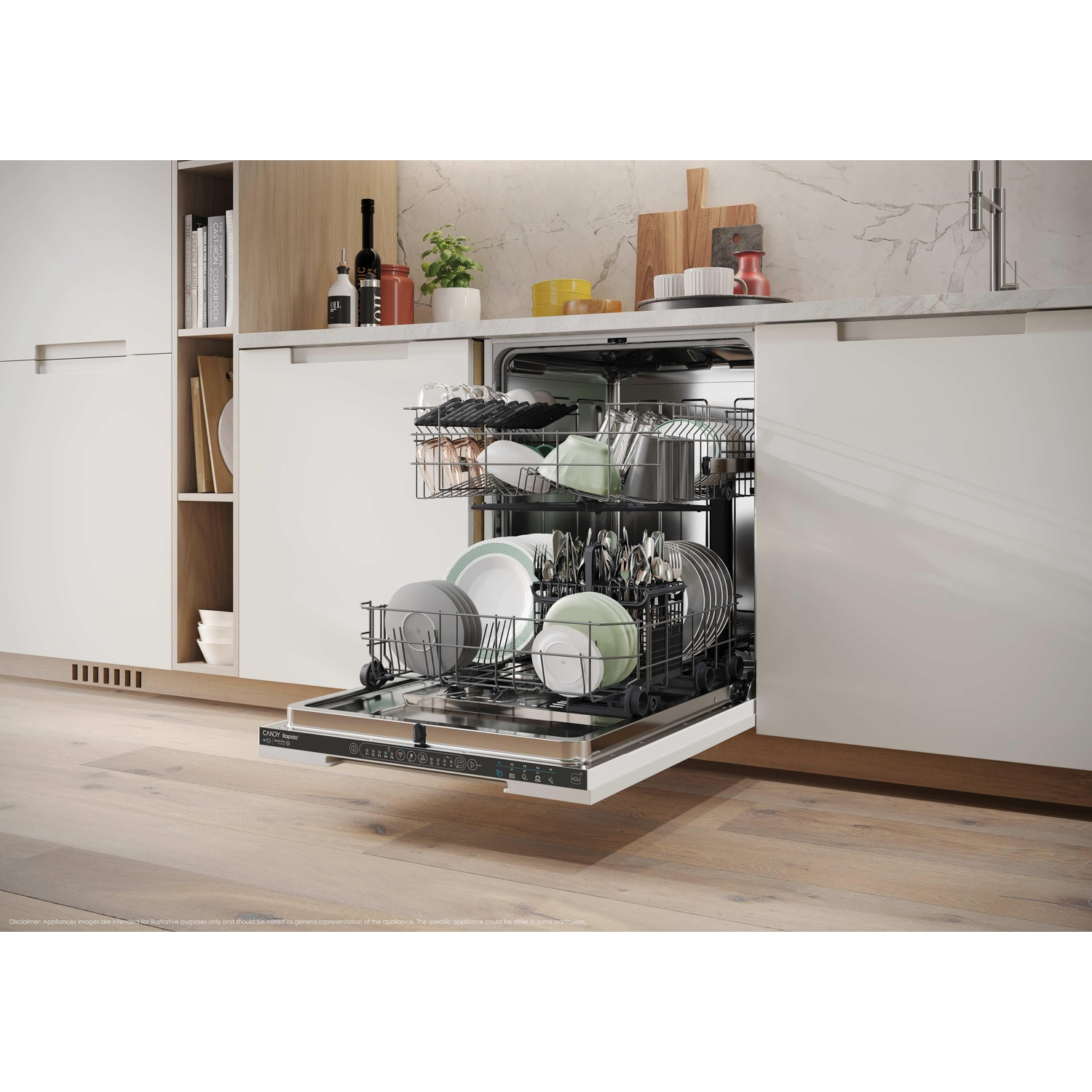Lavastoviglie aperta con piatti all'interno. Sfondo cucina con armadi, bottiglie e taglieri. Pavimento in legno.