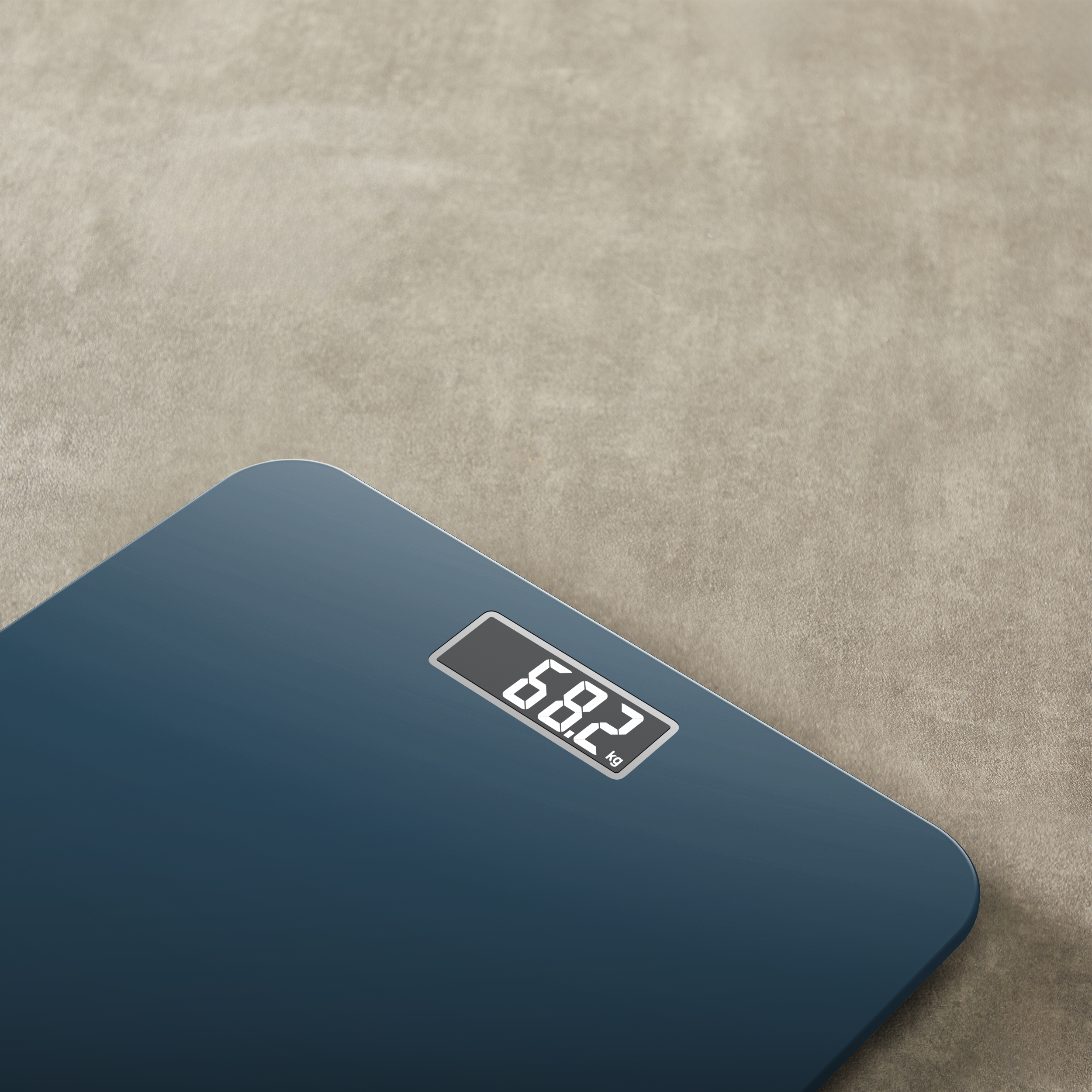 Egy kék digitális fürdőszobamérleg 68,2 kg-ot mutat. Textúrált bézs felületen van.