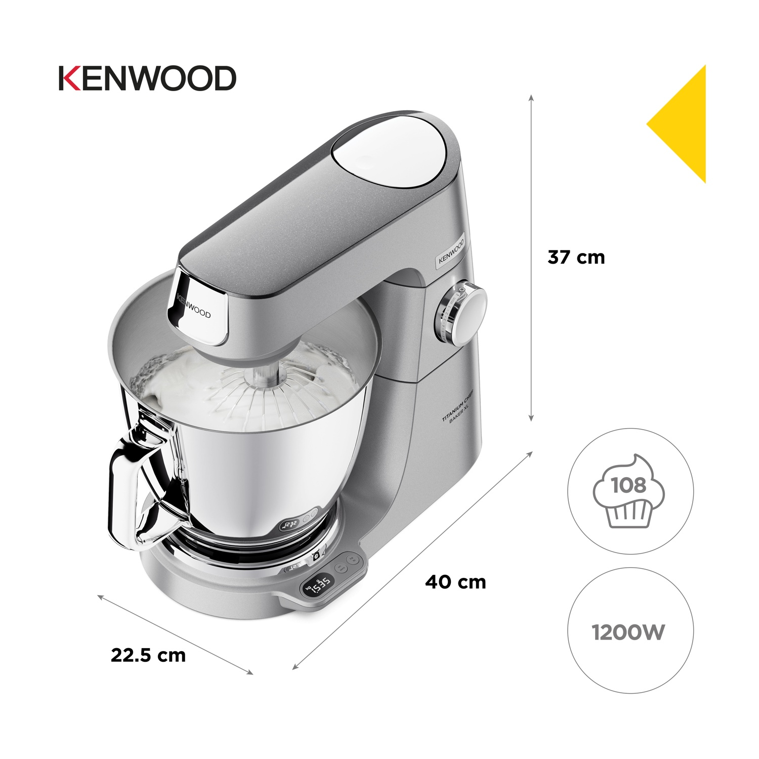 Un mixer da cucina Kenwood con una ciotola di panna montata. Dimensioni: 37cm altezza, 40cm larghezza, 22,5cm profondità. 1200W. Include un'icona di cupcake.