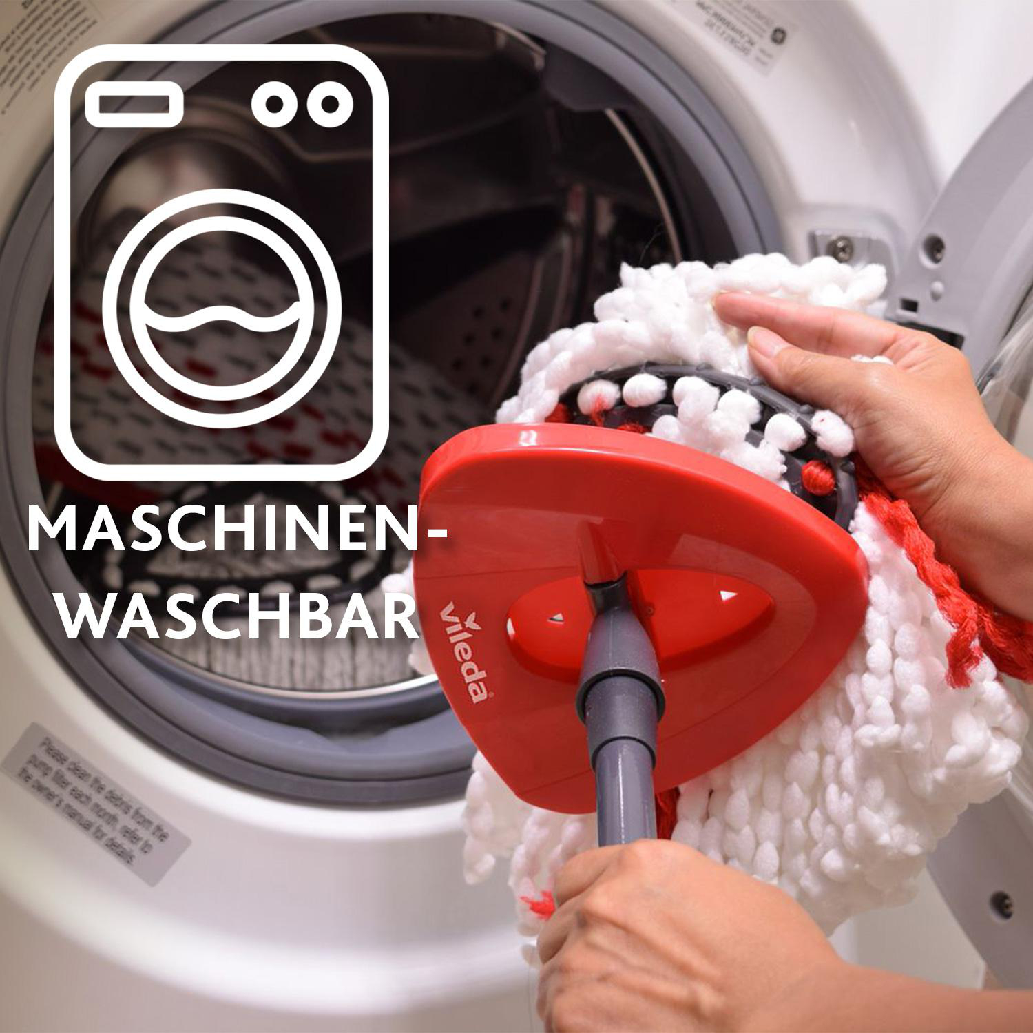 Ein Wischmopp mit rotem Kopf und weißem Moppkopf wird vor einer geöffneten Waschmaschinentür gehalten. Das Bild hat Text, der „MASCHINEN-WASCHBAR“ lautet.