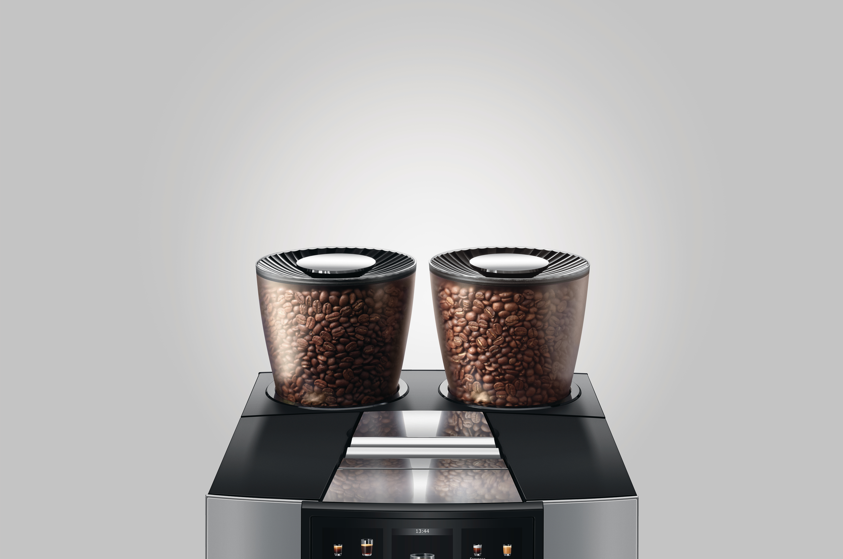 Kaffeemaschine mit zwei Behältern mit Kaffeebohnen. Der Hintergrund ist weiß.