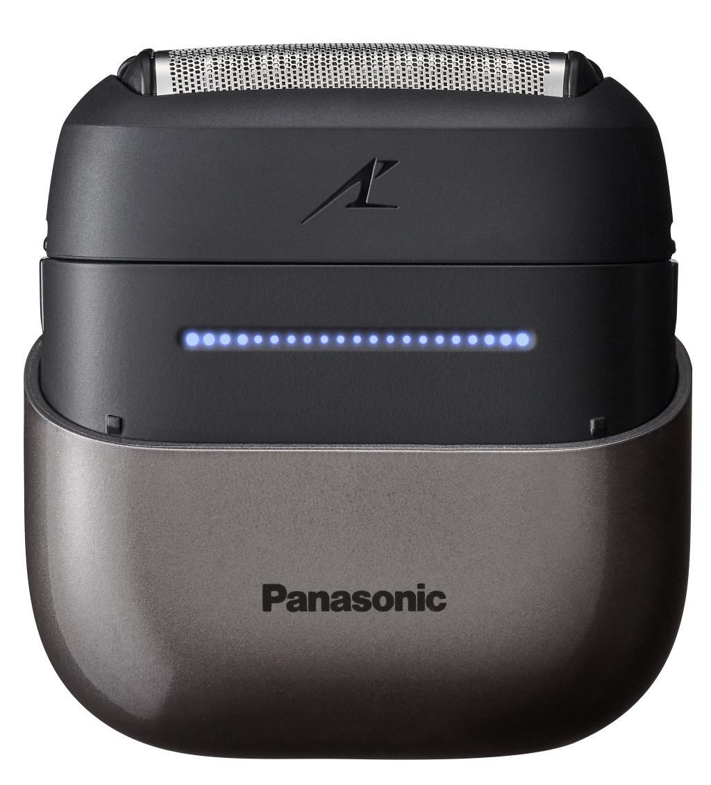 Una afeitadora eléctrica Panasonic, gris y negra, con cabezal de malla plateada. Tiene un indicador de carga y el logotipo de Panasonic.