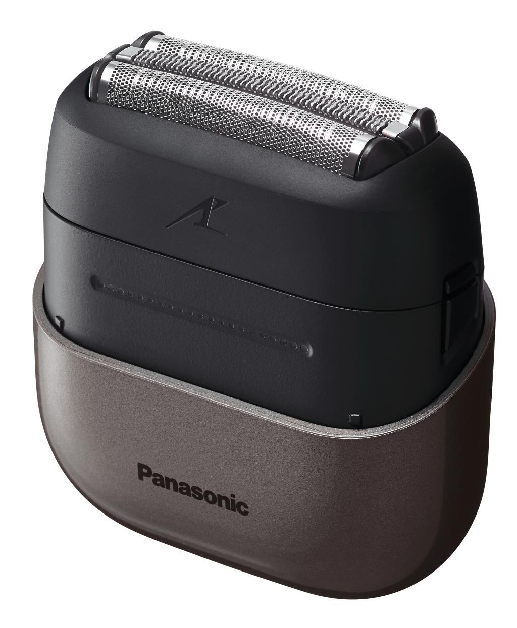 Primer plano de una afeitadora eléctrica Panasonic. Tiene un cuerpo negro con cuchillas plateadas y una base gris.