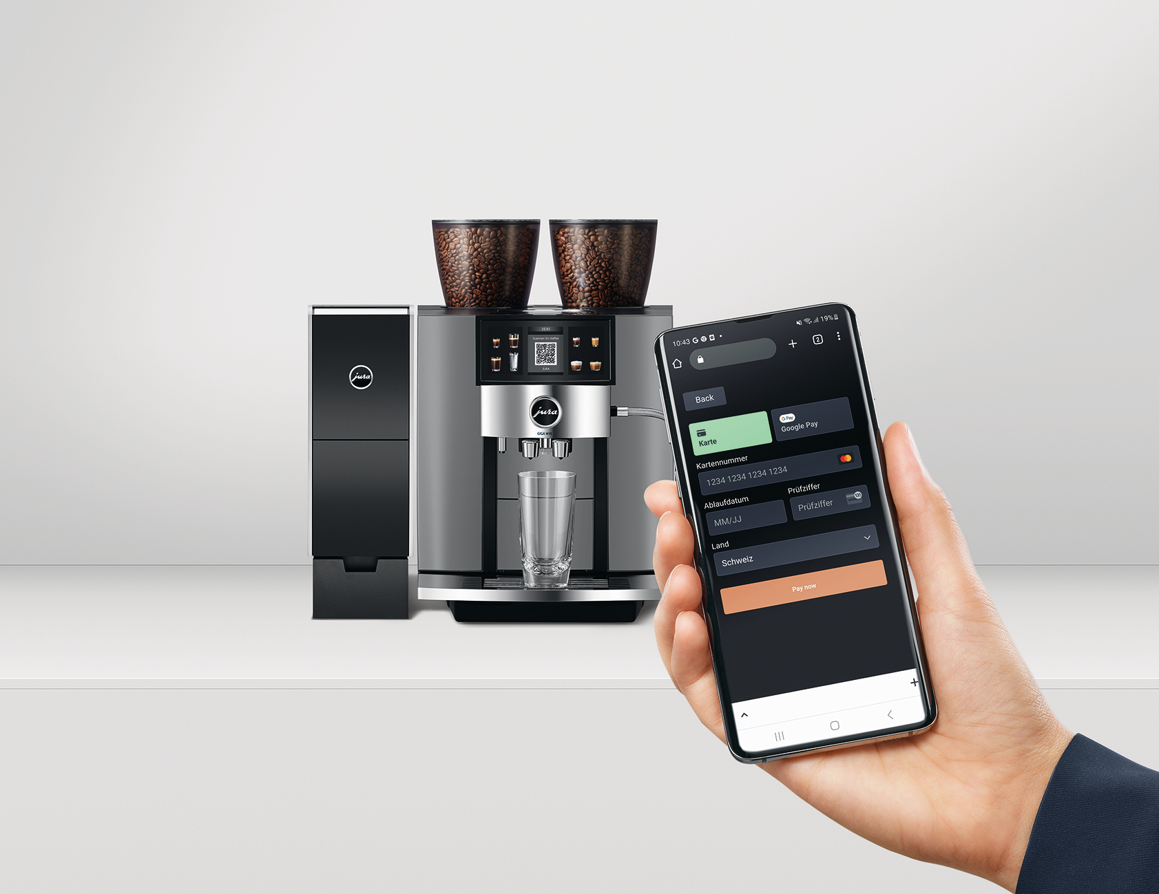 Eine Kaffeemaschine mit Bohnen, einem Glas und einem Telefon mit Zahlungsdetails.