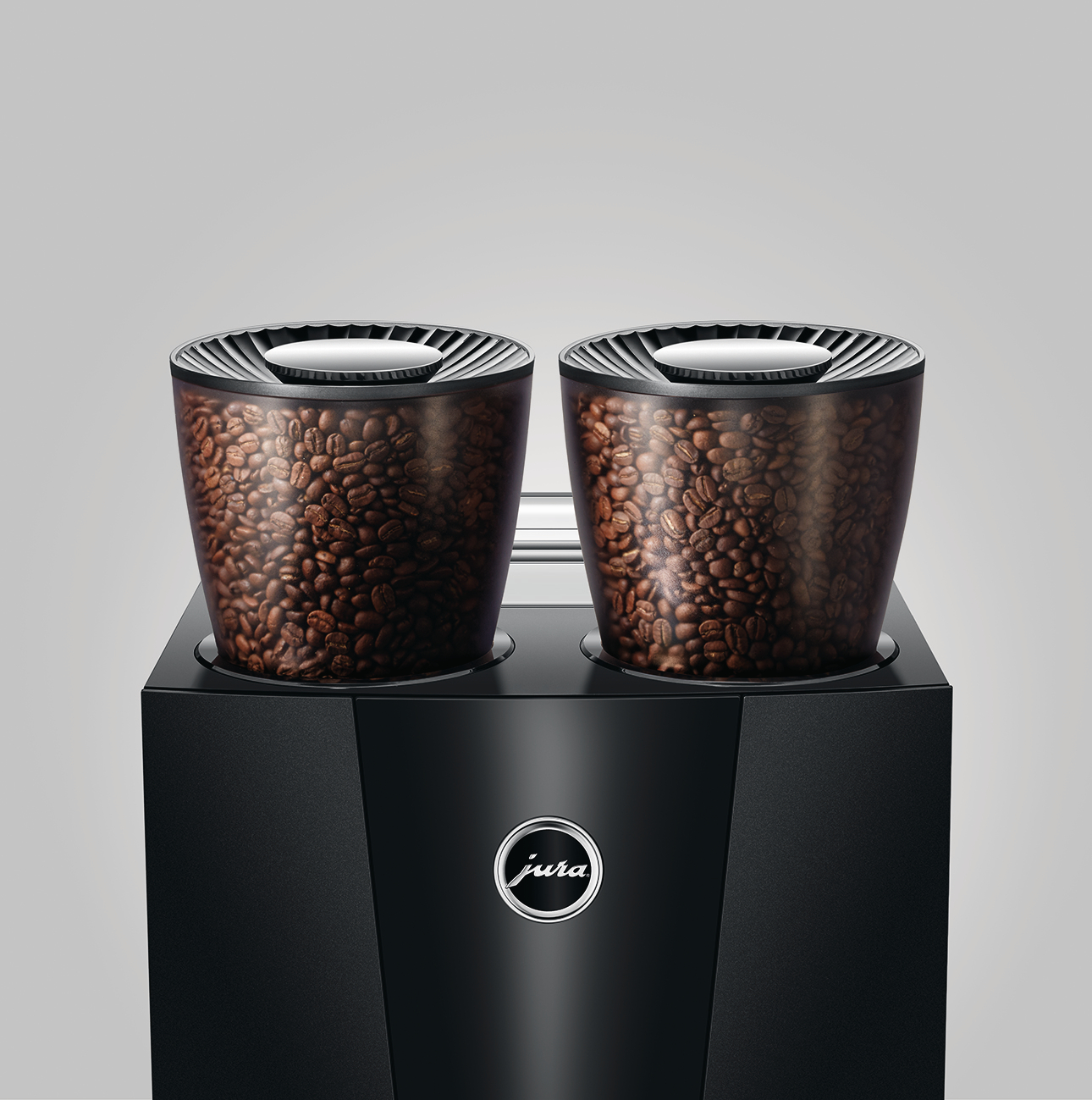 Eine schwarze Kaffeemaschine mit zwei transparenten Behältern voller Kaffeebohnen. Das Jura-Logo ist auf der Vorderseite.
