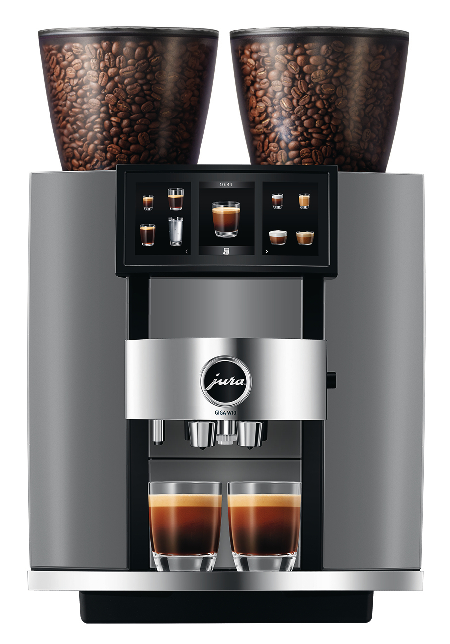 Eine Jura Giga W10 Kaffeemaschine mit Bohnenbehältern, einem Touchscreen und zwei Kaffeegläsern. Die Maschine ist grau und silber.